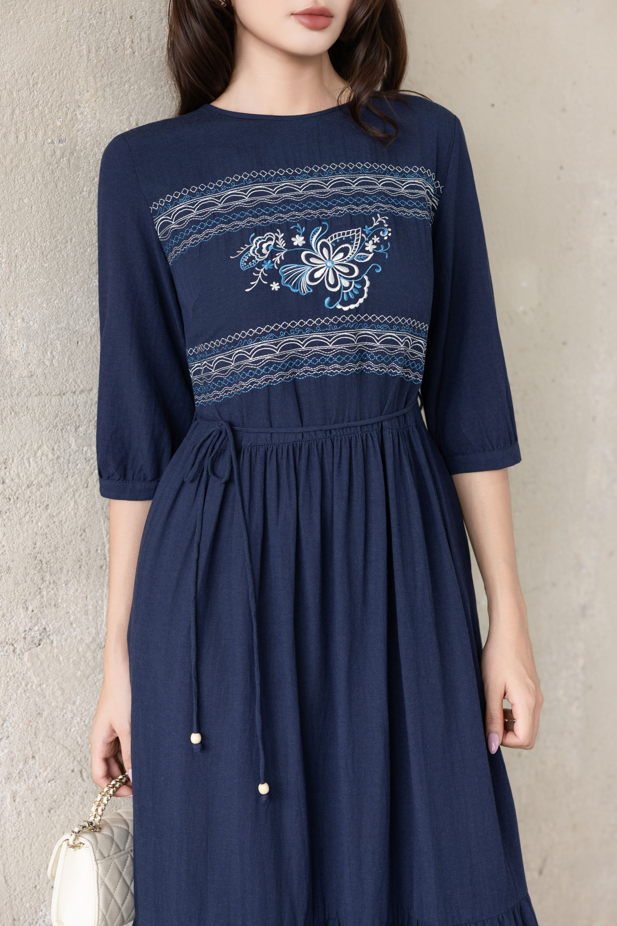 SWANLAKE | Váy Đầm Nữ Maxi Đuôi Cá Xòe Vải Linen Hàn Thêu Hoa Cổ Tròn Tay Lỡ Dây Thắt Eo D13700LW01