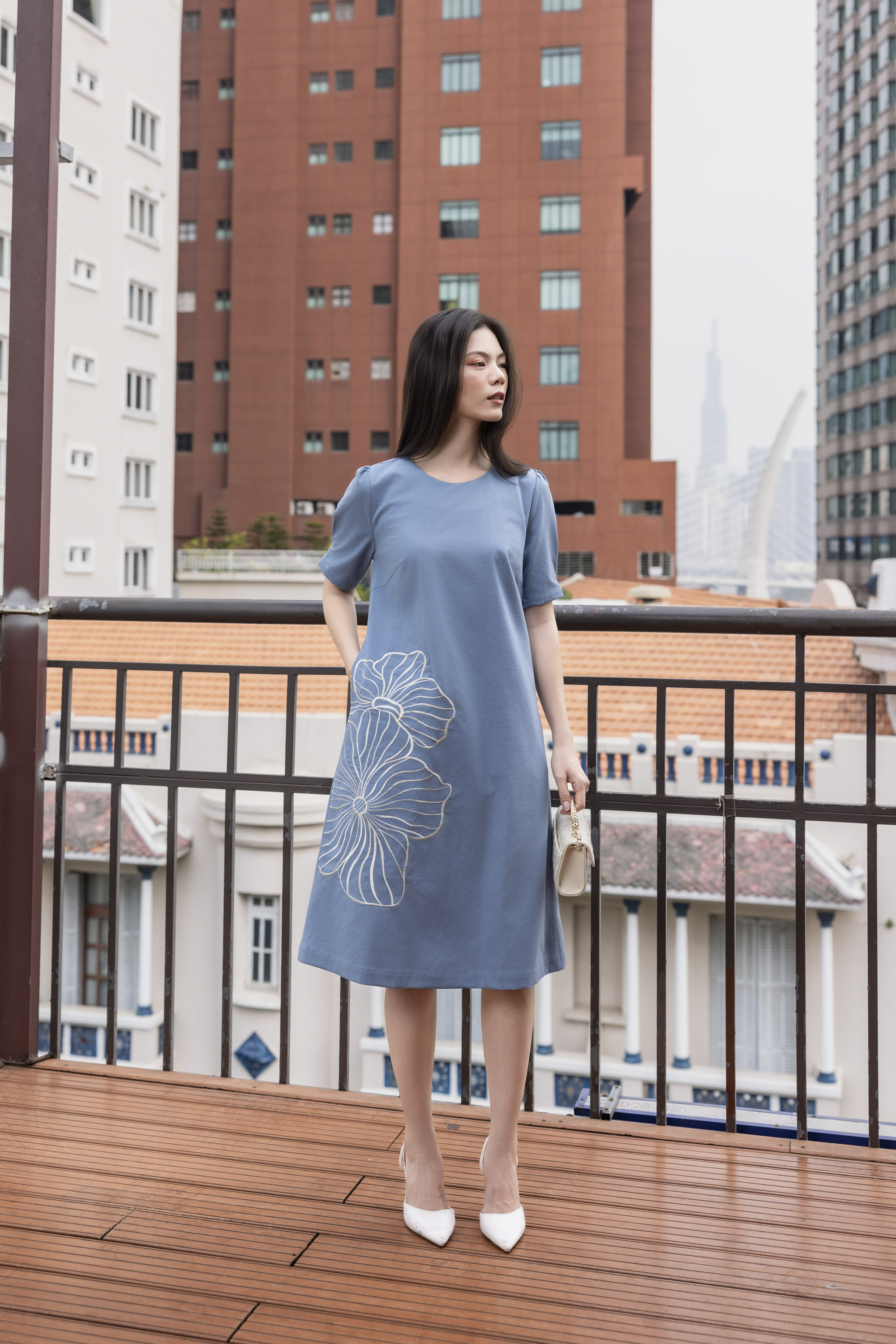 SWANLAKE | Váy Đầm Nữ Midi Suông Tay Ngắn Cổ Tròn Vải Linen Thêu Hoa Cao Cấp Công Sở D13363LW01