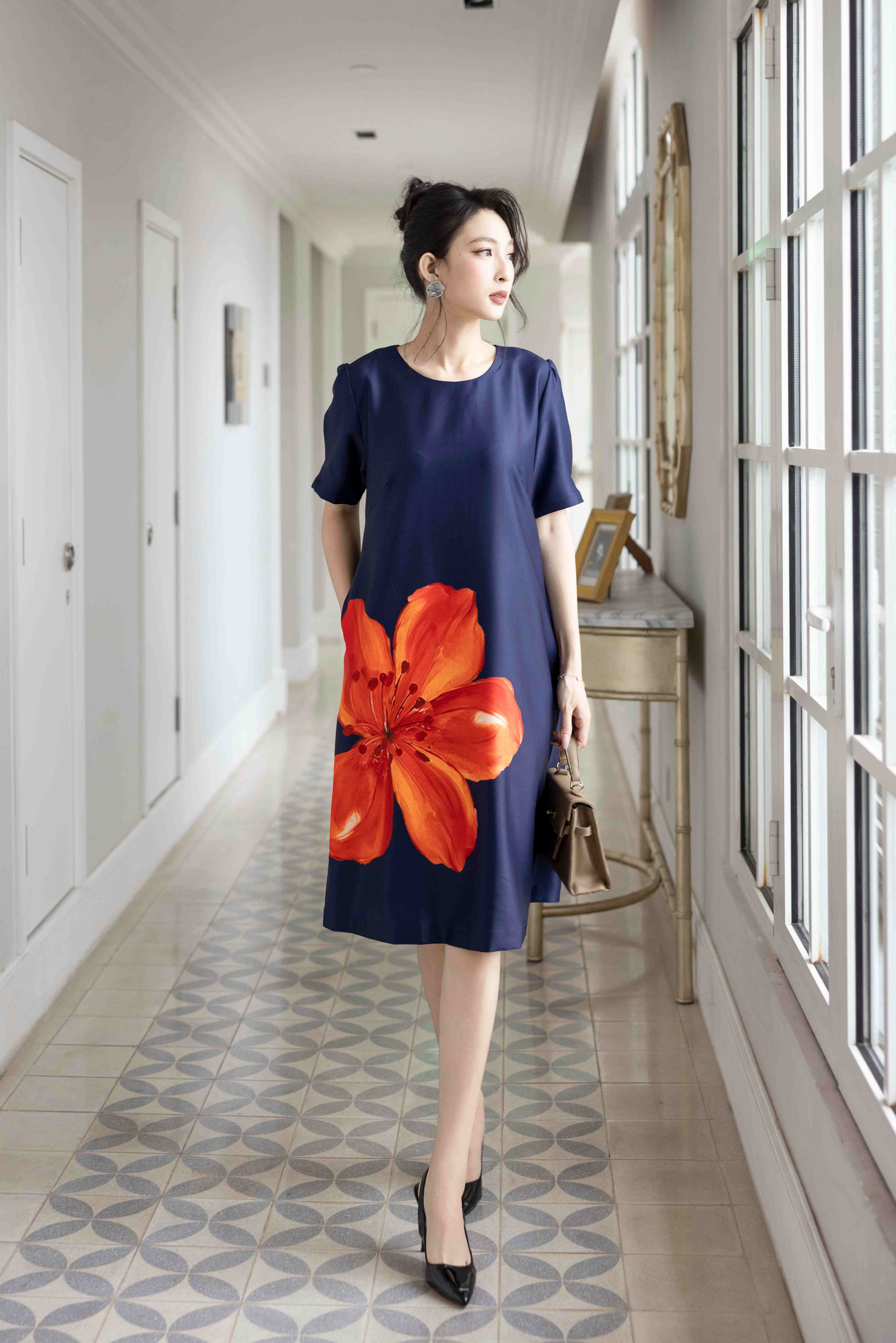 SWANLAKE | Váy Đầm Nữ Suông Cổ Tròn Vải Lụa Taffeta Dày In Hoa Tay Ngắn Sang Trọng Đi Tiệc D13086LW02