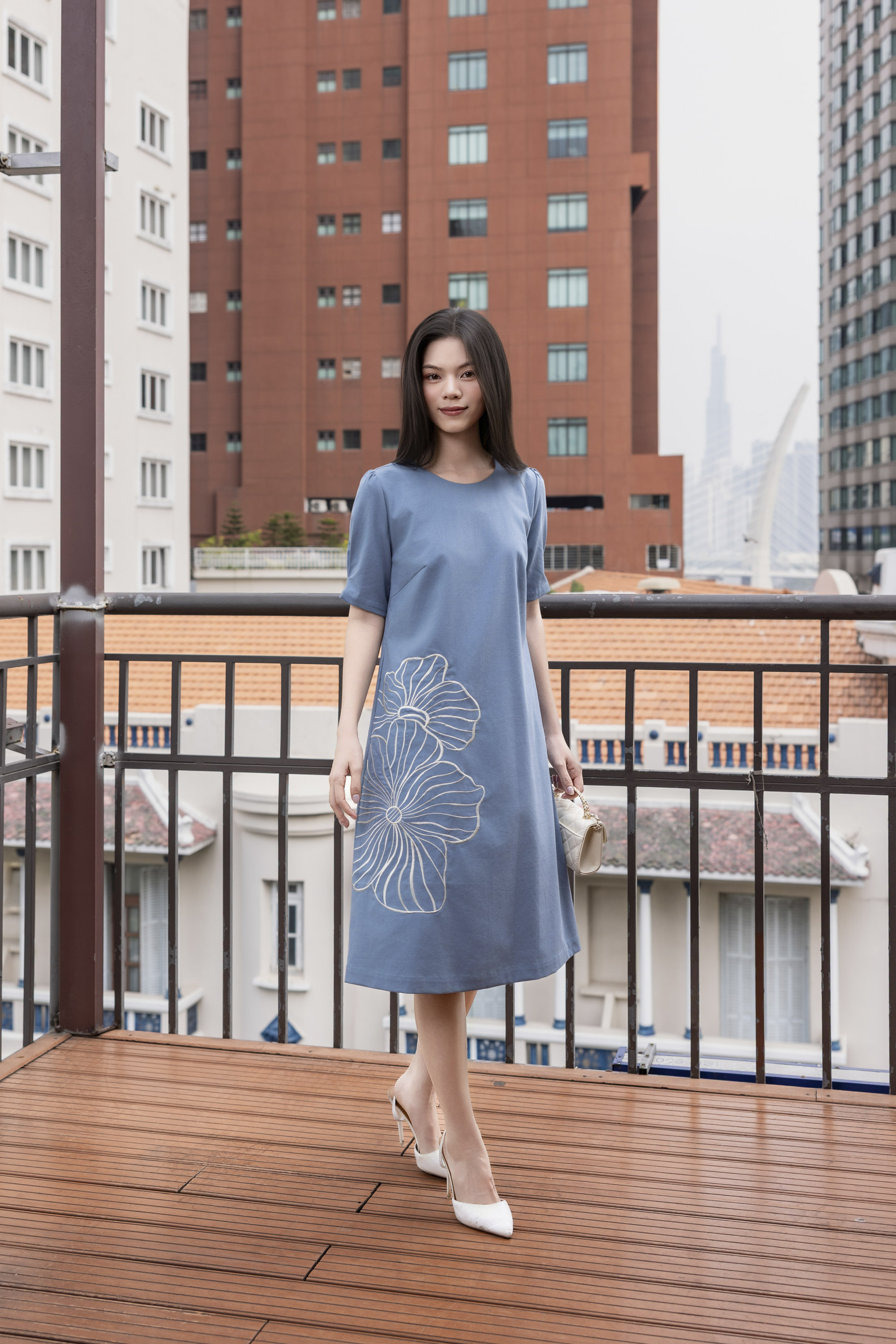 SWANLAKE | Váy Đầm Nữ Midi Suông Tay Ngắn Cổ Tròn Vải Linen Thêu Hoa Cao Cấp Công Sở D13363LW01