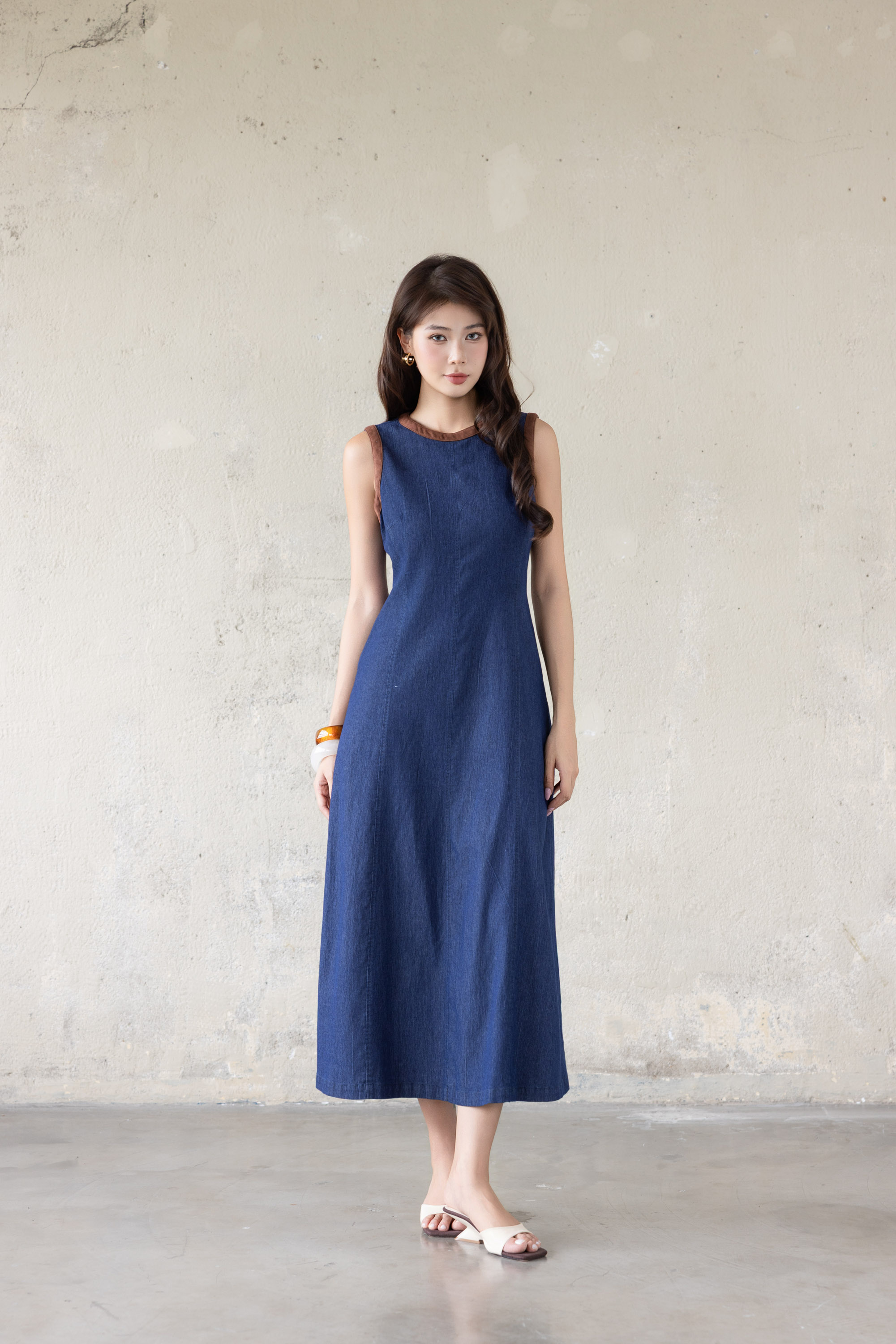 SWANLAKE | Váy Đầm Denim Nữ Dài Cổ Tròn Sát Nách Chiết Eo Vải Jean Wash Phối Viền Nâu D13908LW01