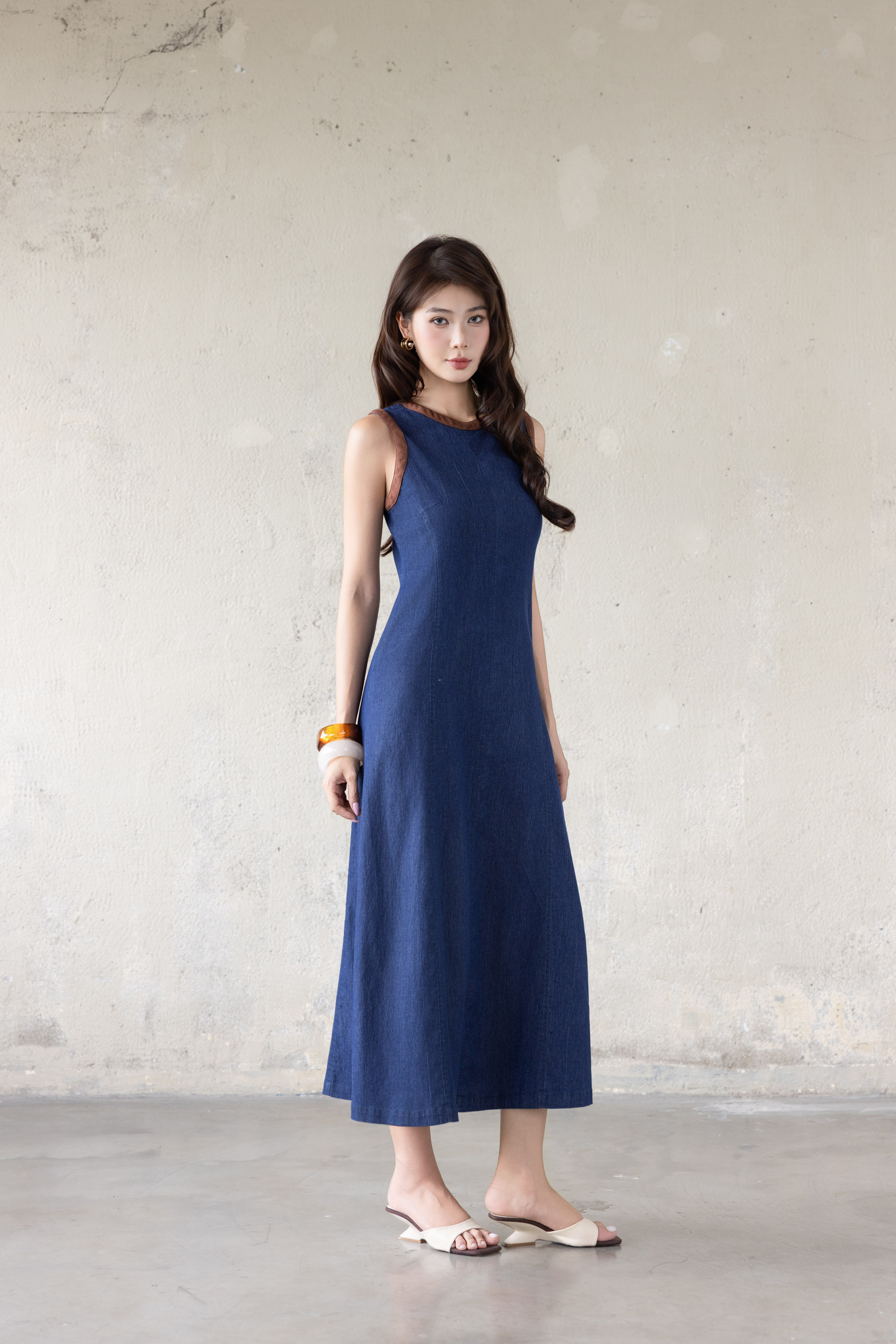 SWANLAKE | Váy Đầm Denim Nữ Dài Cổ Tròn Sát Nách Chiết Eo Vải Jean Wash Phối Viền Nâu D13908LW01