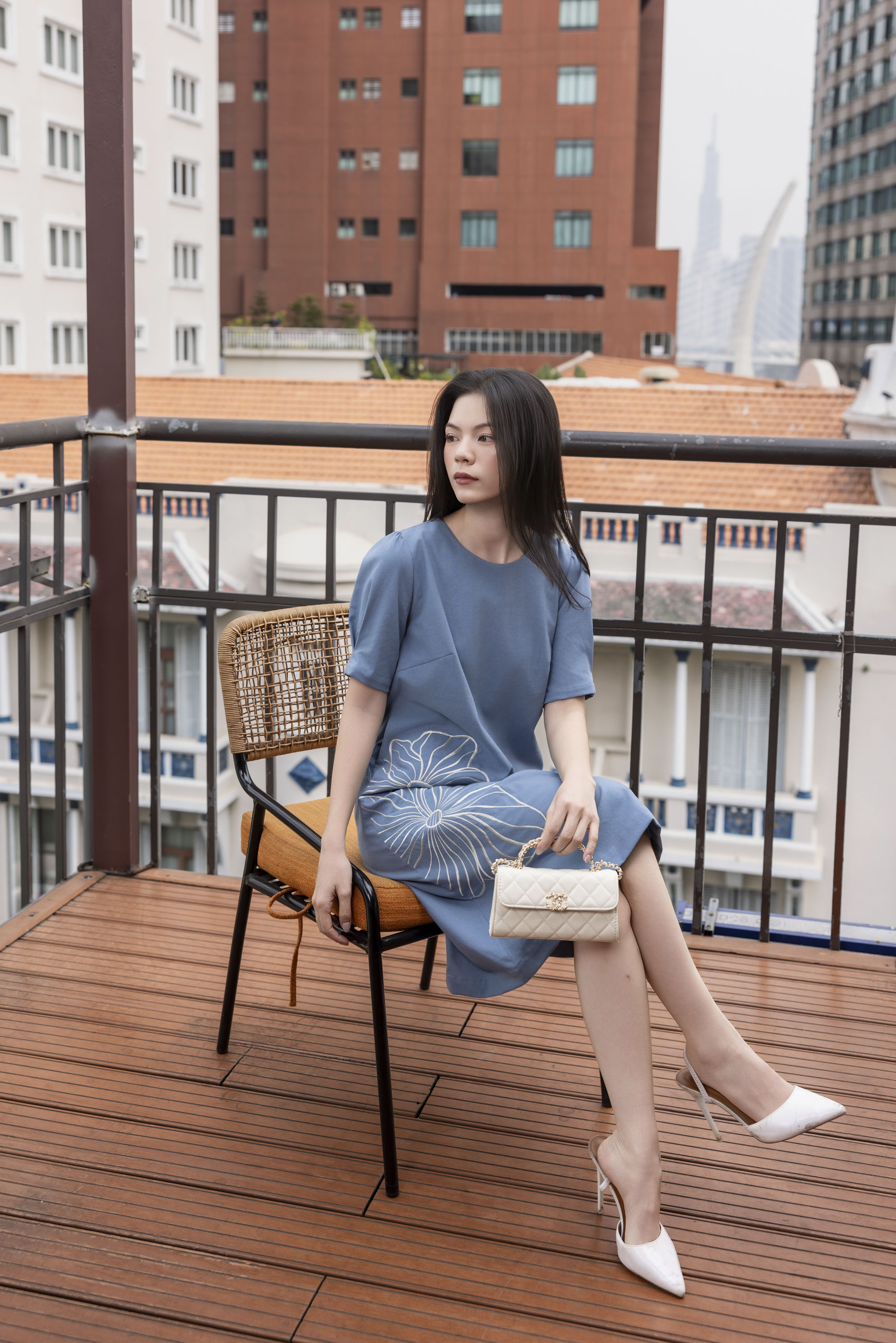 SWANLAKE | Váy Đầm Nữ Midi Suông Tay Ngắn Cổ Tròn Vải Linen Thêu Hoa Cao Cấp Công Sở D13363LW01