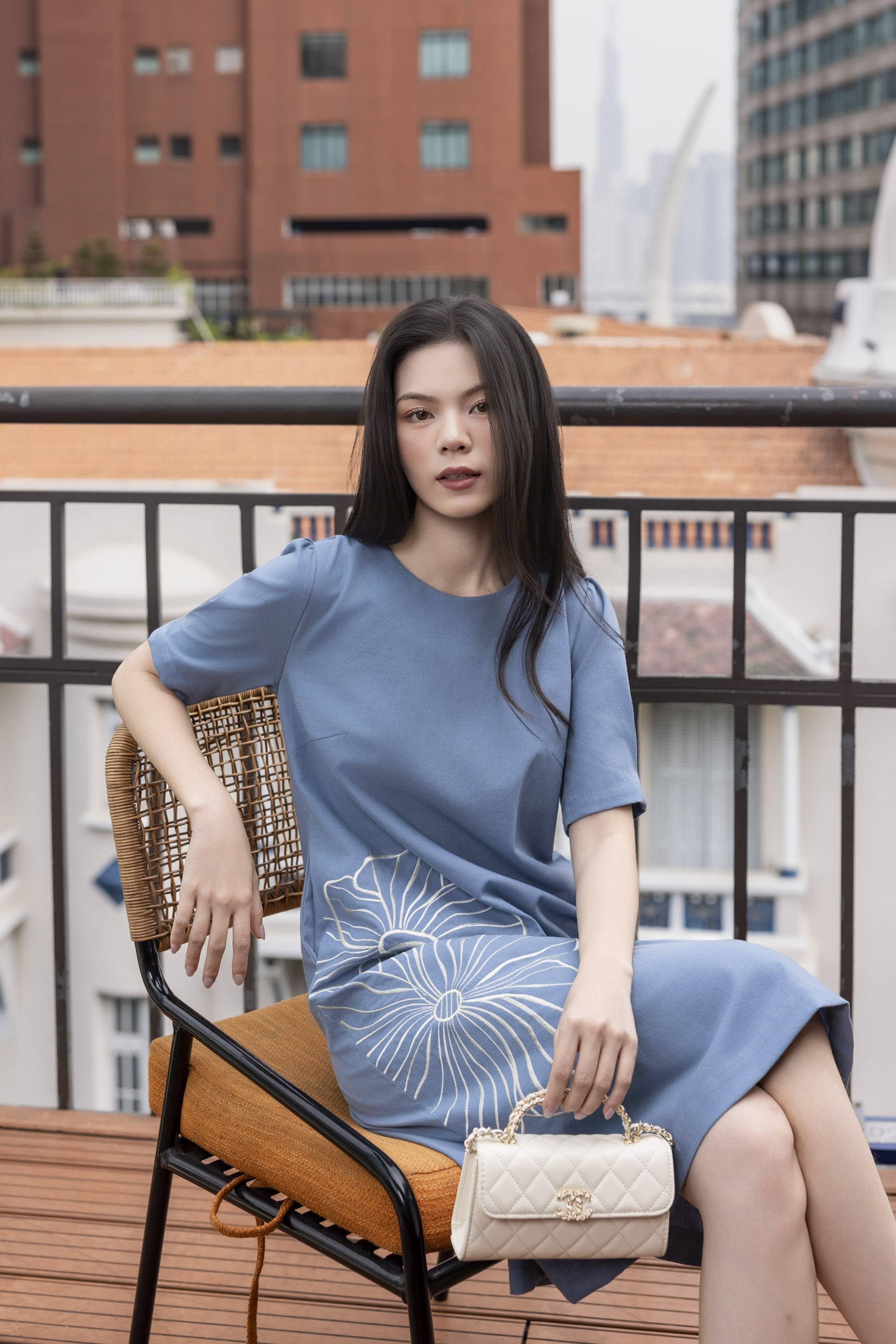 SWANLAKE | Váy Đầm Nữ Midi Suông Tay Ngắn Cổ Tròn Vải Linen Thêu Hoa Cao Cấp Công Sở D13363LW01