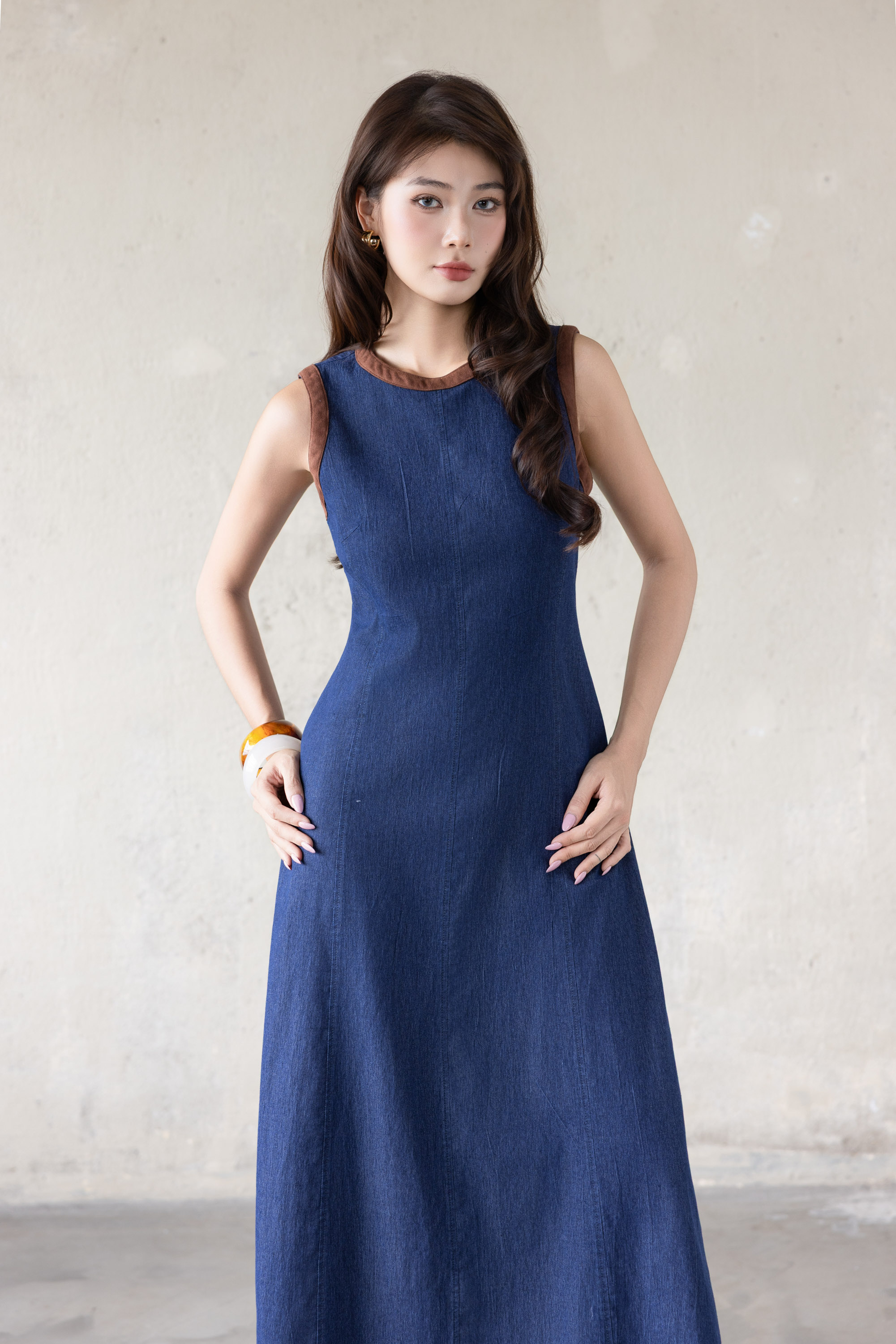 SWANLAKE | Váy Đầm Denim Nữ Dài Cổ Tròn Sát Nách Chiết Eo Vải Jean Wash Phối Viền Nâu D13908LW01