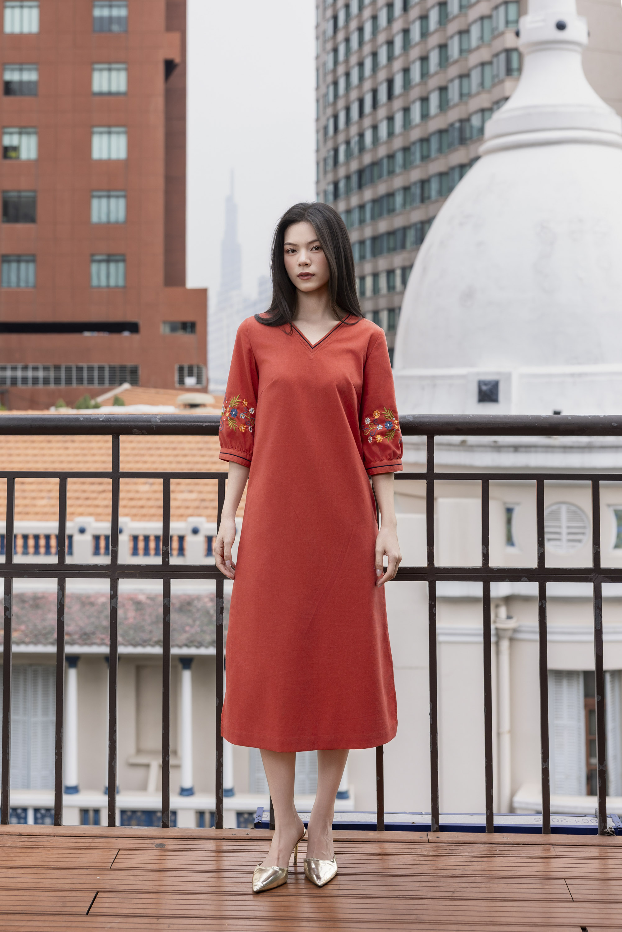 SWANLAKE | Váy Đầm Nữ Midi Suông Cổ Chữ V Tay Lỡ Thêu Hoa Vải Linen Xẻ Tà Thanh Lịch D13485LW01