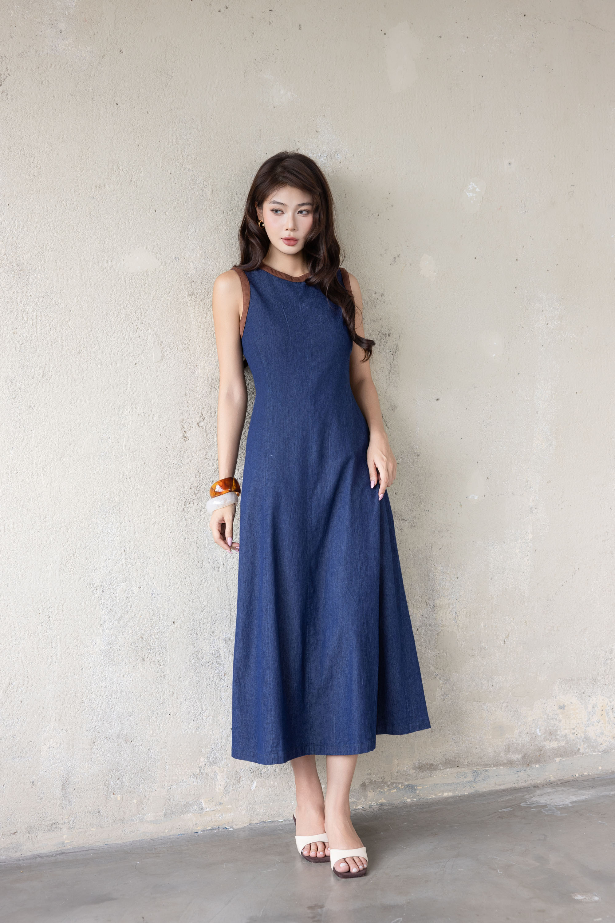 SWANLAKE | Váy Đầm Denim Nữ Dài Cổ Tròn Sát Nách Chiết Eo Vải Jean Wash Phối Viền Nâu D13908LW01