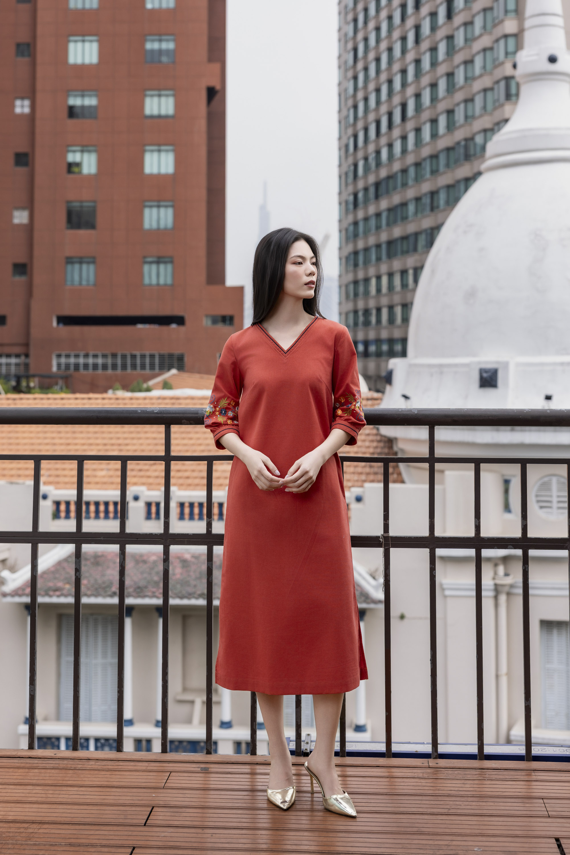 SWANLAKE | Váy Đầm Nữ Midi Suông Cổ Chữ V Tay Lỡ Thêu Hoa Vải Linen Xẻ Tà Thanh Lịch D13485LW01