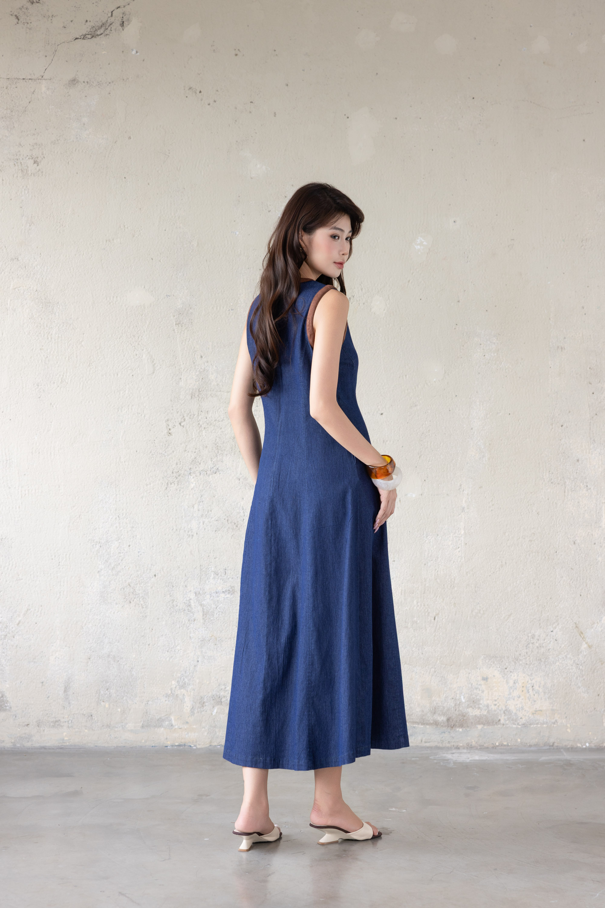 SWANLAKE | Váy Đầm Denim Nữ Dài Cổ Tròn Sát Nách Chiết Eo Vải Jean Wash Phối Viền Nâu D13908LW01