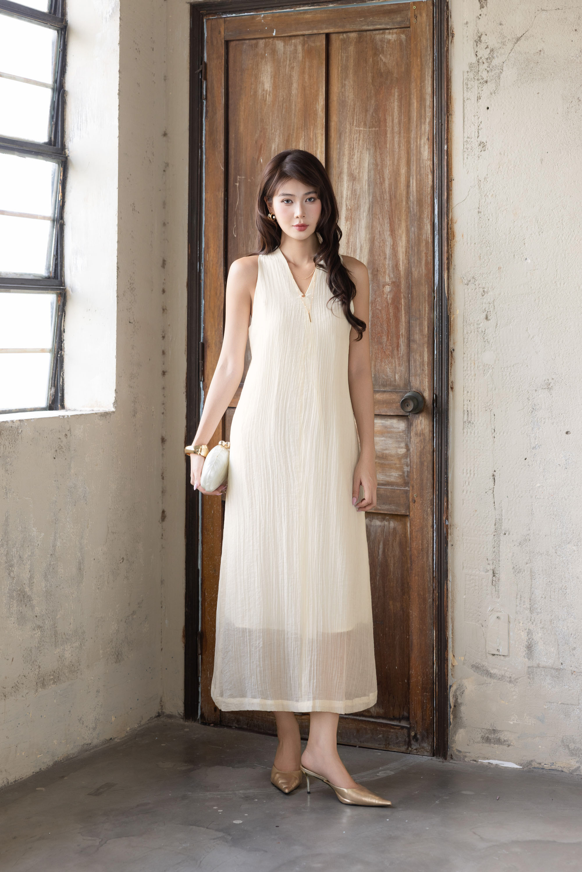 SWANLAKE | Váy Đầm Nữ Dài Dáng Suông Trơn Sát Nách Cổ Chữ V Chất Tơ Dập Ly Hai Lớp Dạo Phố D13906LW01