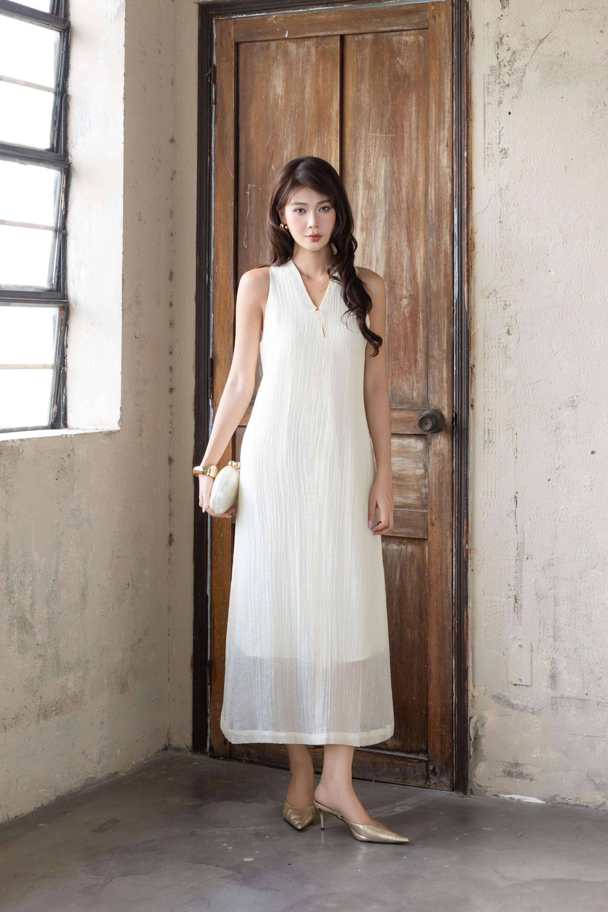 SWANLAKE | Váy Đầm Nữ Dài Dáng Suông Trơn Sát Nách Cổ Chữ V Chất Tơ Dập Ly Hai Lớp Dạo Phố D13906LW01