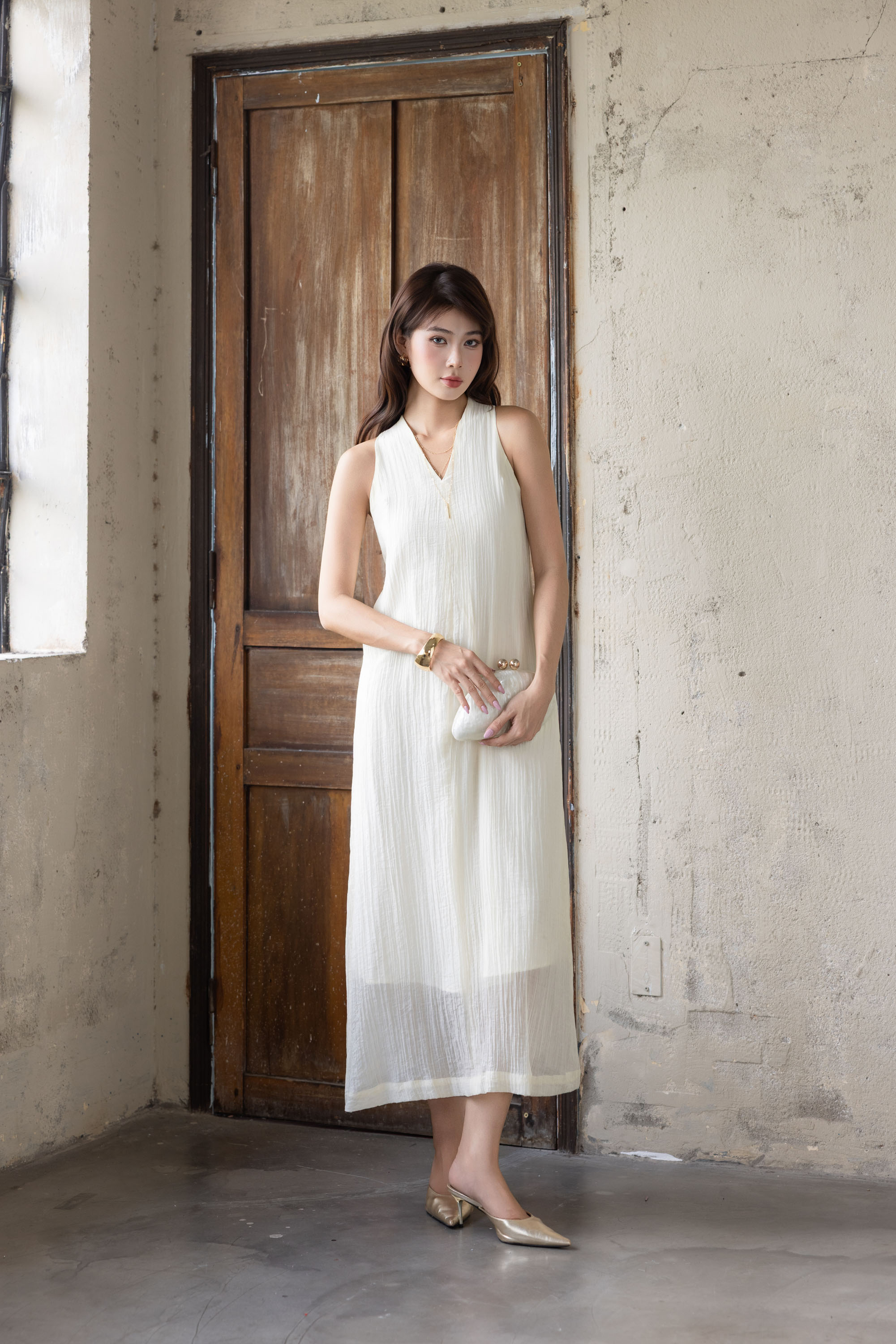 SWANLAKE | Váy Đầm Nữ Dài Dáng Suông Trơn Sát Nách Cổ Chữ V Chất Tơ Dập Ly Hai Lớp Dạo Phố D13906LW01