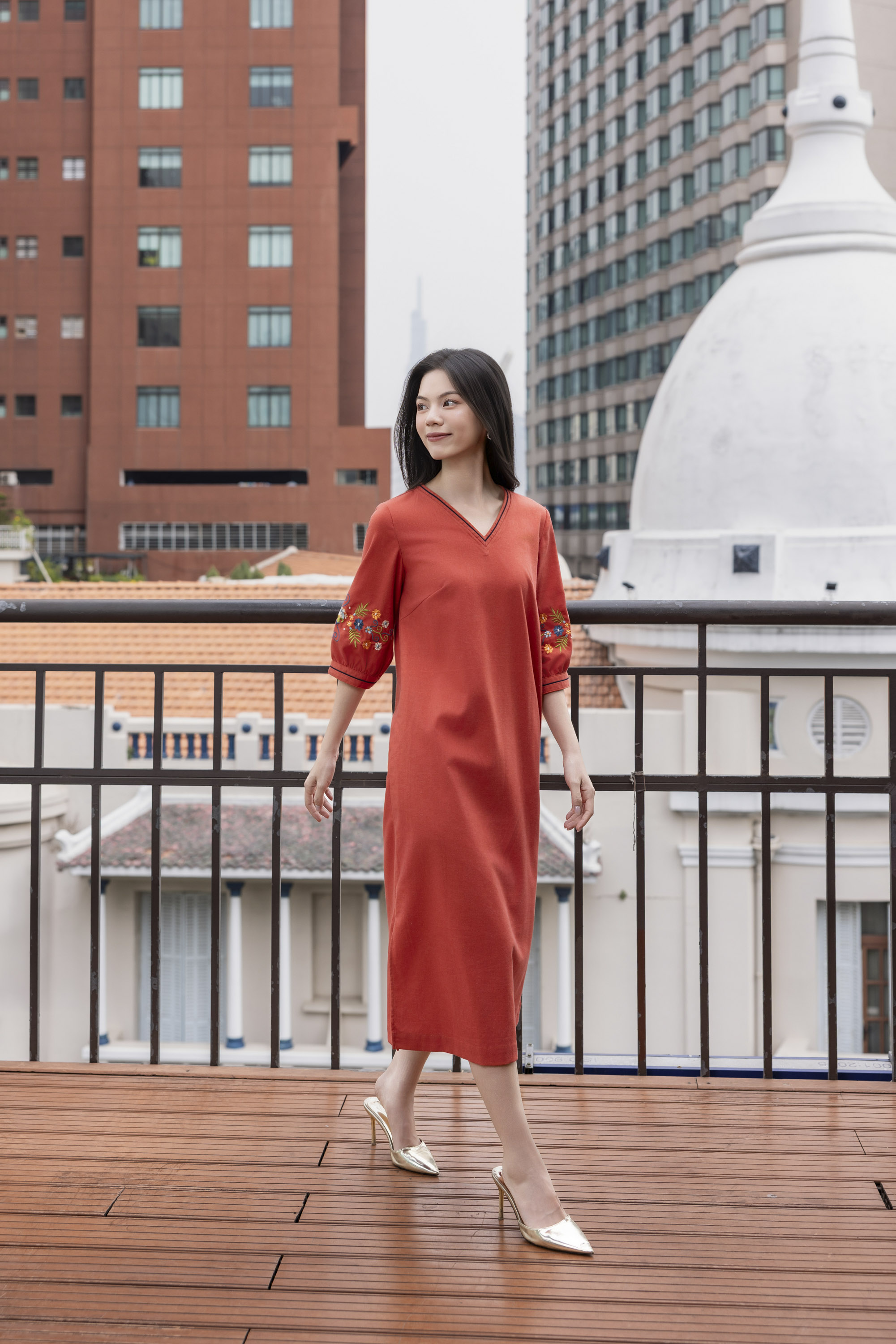 SWANLAKE | Váy Đầm Nữ Midi Suông Cổ Chữ V Tay Lỡ Thêu Hoa Vải Linen Xẻ Tà Thanh Lịch D13485LW01
