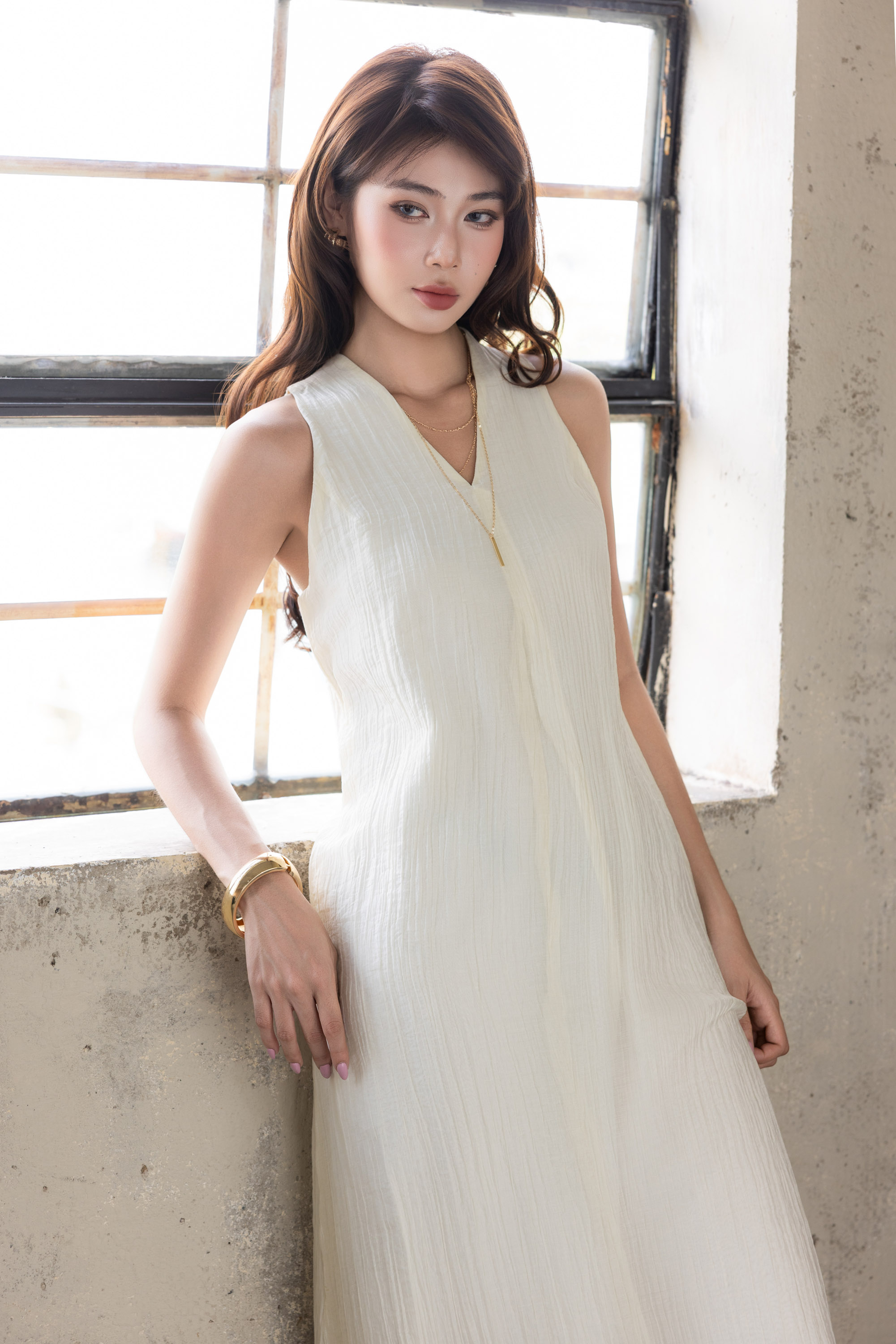SWANLAKE | Váy Đầm Nữ Dài Dáng Suông Trơn Sát Nách Cổ Chữ V Chất Tơ Dập Ly Hai Lớp Dạo Phố D13906LW01