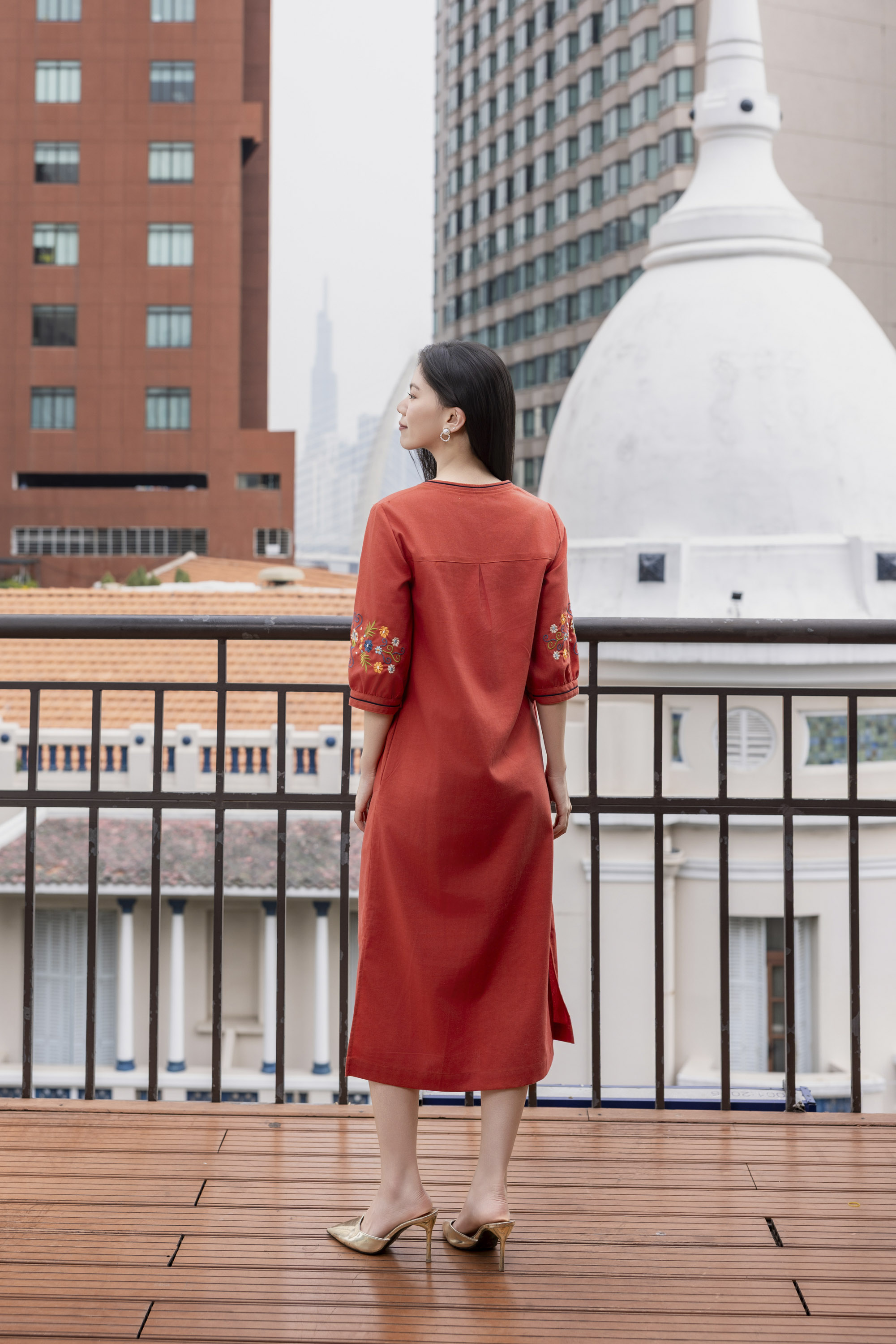 SWANLAKE | Váy Đầm Nữ Midi Suông Cổ Chữ V Tay Lỡ Thêu Hoa Vải Linen Xẻ Tà Thanh Lịch D13485LW01