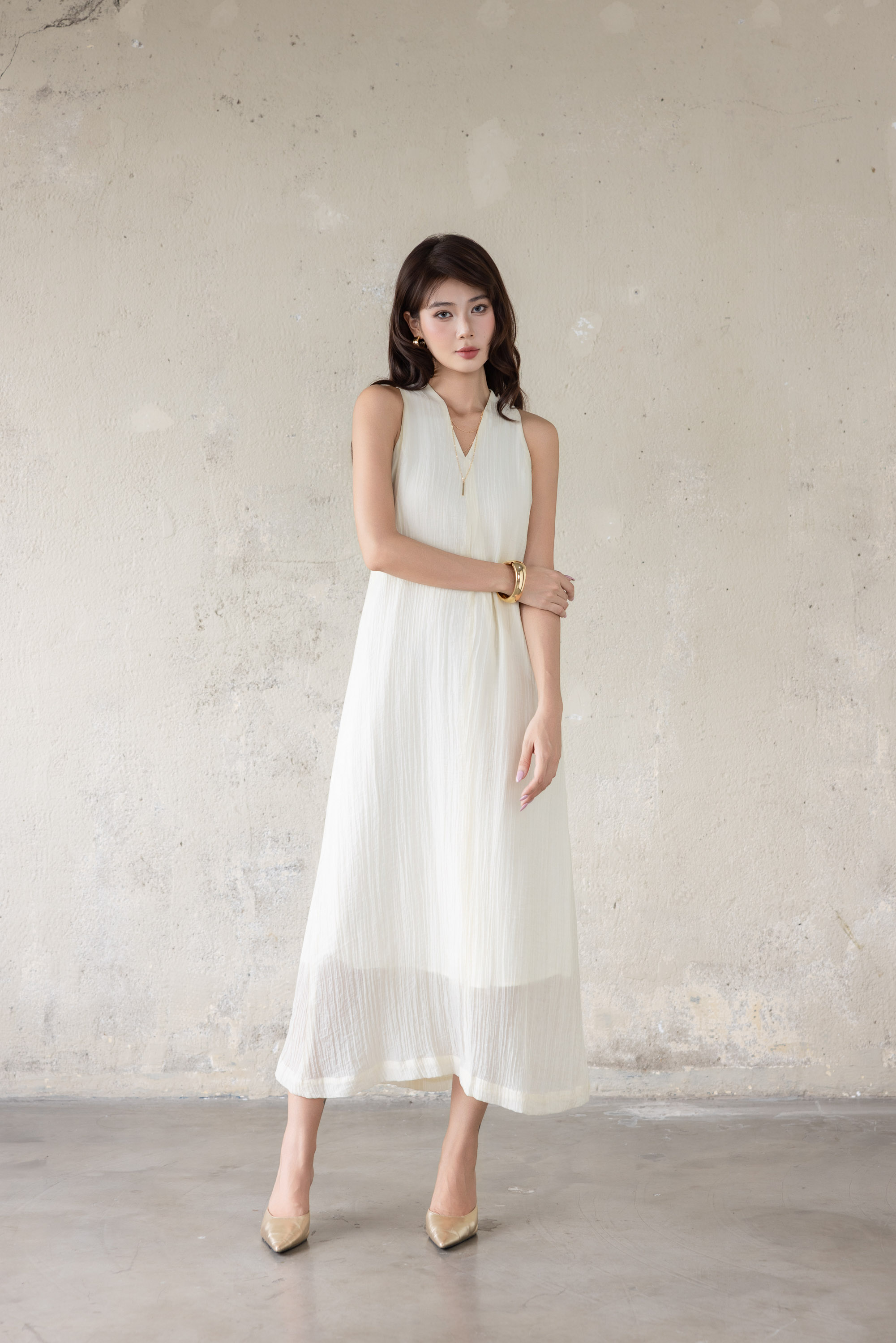 SWANLAKE | Váy Đầm Nữ Dài Dáng Suông Trơn Sát Nách Cổ Chữ V Chất Tơ Dập Ly Hai Lớp Dạo Phố D13906LW01