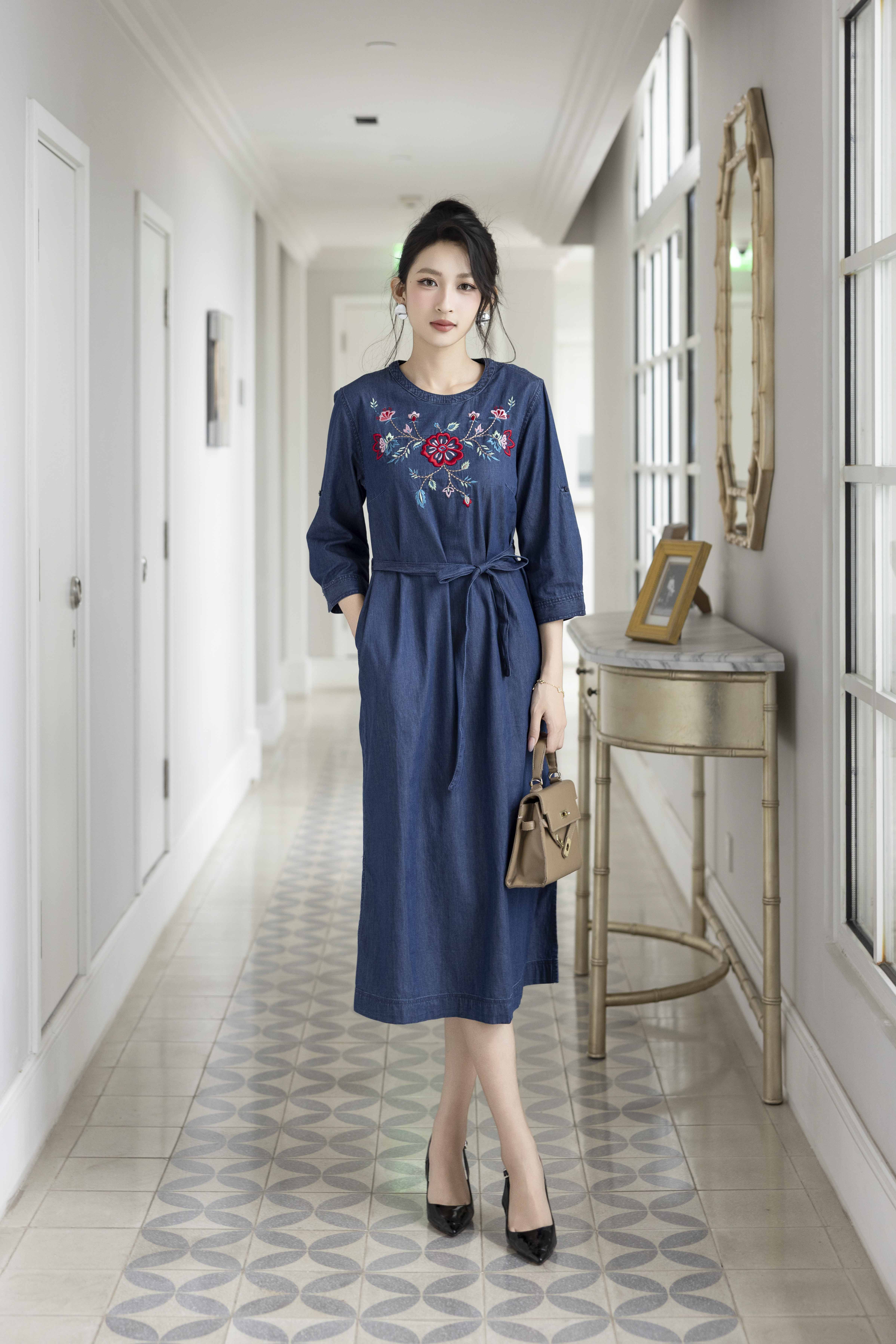 Váy Đầm Denim Phom Suông Xẻ Tà Tay Lỡ Cổ Tròn Vải Jean Wash Thêu Hoa Dây Thắt Eo D13016LW01