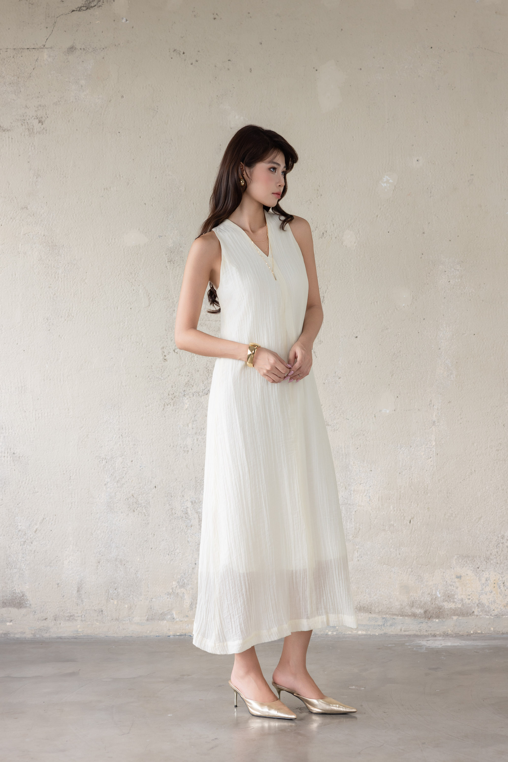 SWANLAKE | Váy Đầm Nữ Dài Dáng Suông Trơn Sát Nách Cổ Chữ V Chất Tơ Dập Ly Hai Lớp Dạo Phố D13906LW01