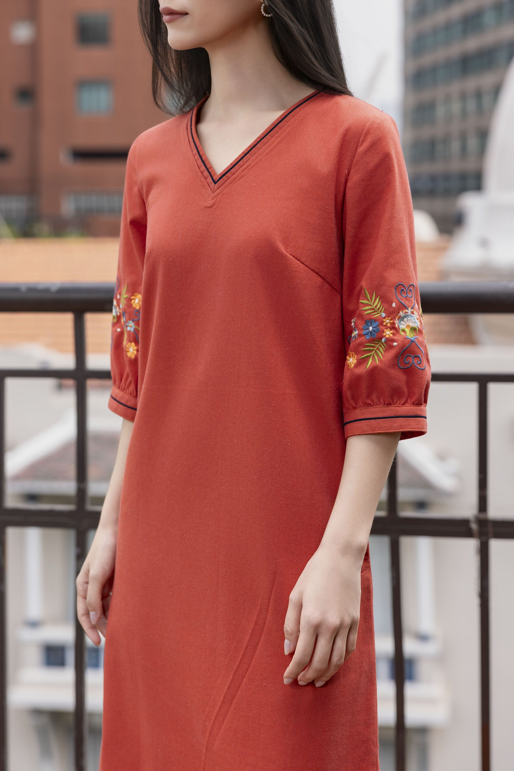 SWANLAKE | Váy Đầm Nữ Midi Suông Cổ Chữ V Tay Lỡ Thêu Hoa Vải Linen Xẻ Tà Thanh Lịch D13485LW01