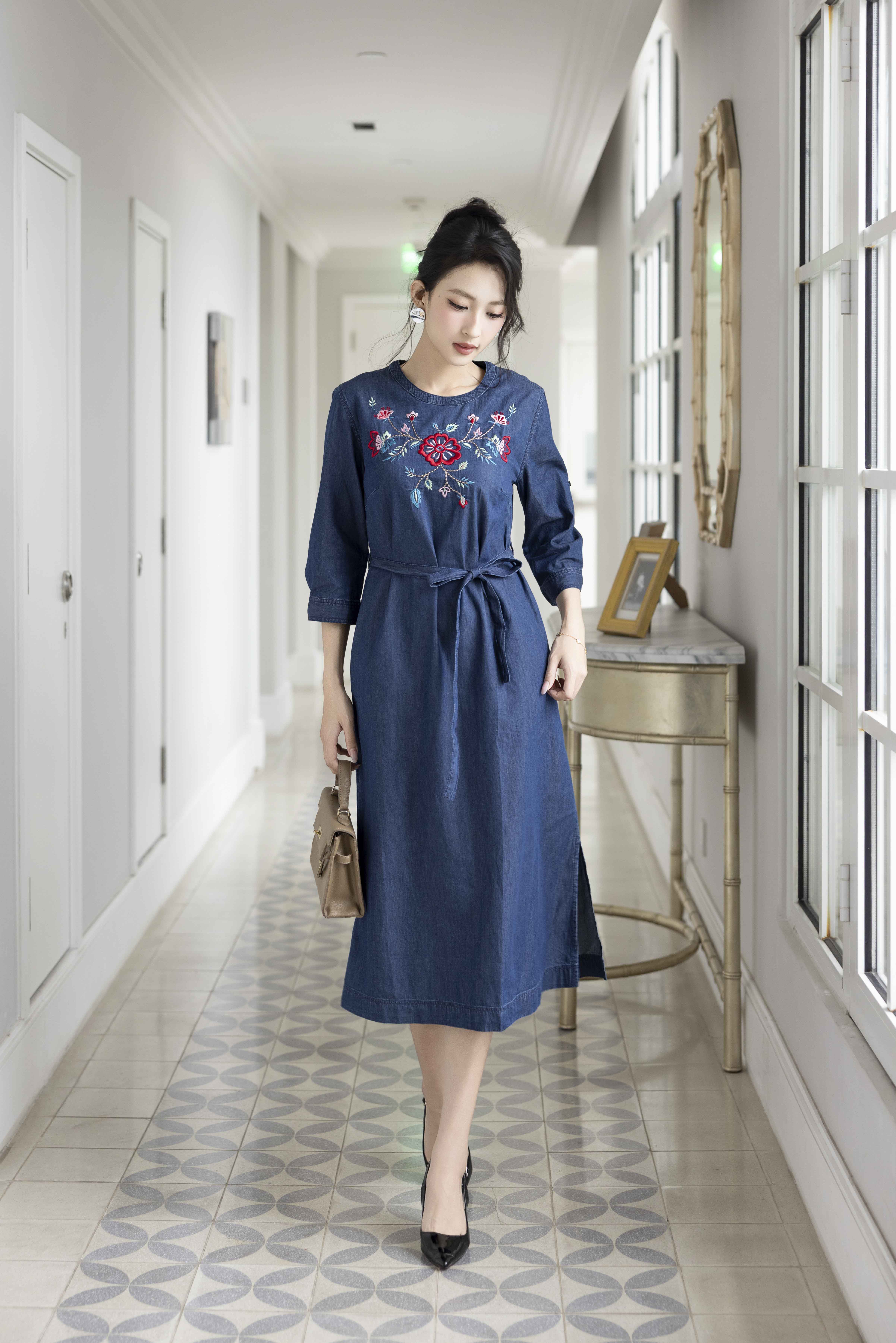 Váy Đầm Denim Phom Suông Xẻ Tà Tay Lỡ Cổ Tròn Vải Jean Wash Thêu Hoa Dây Thắt Eo D13016LW01