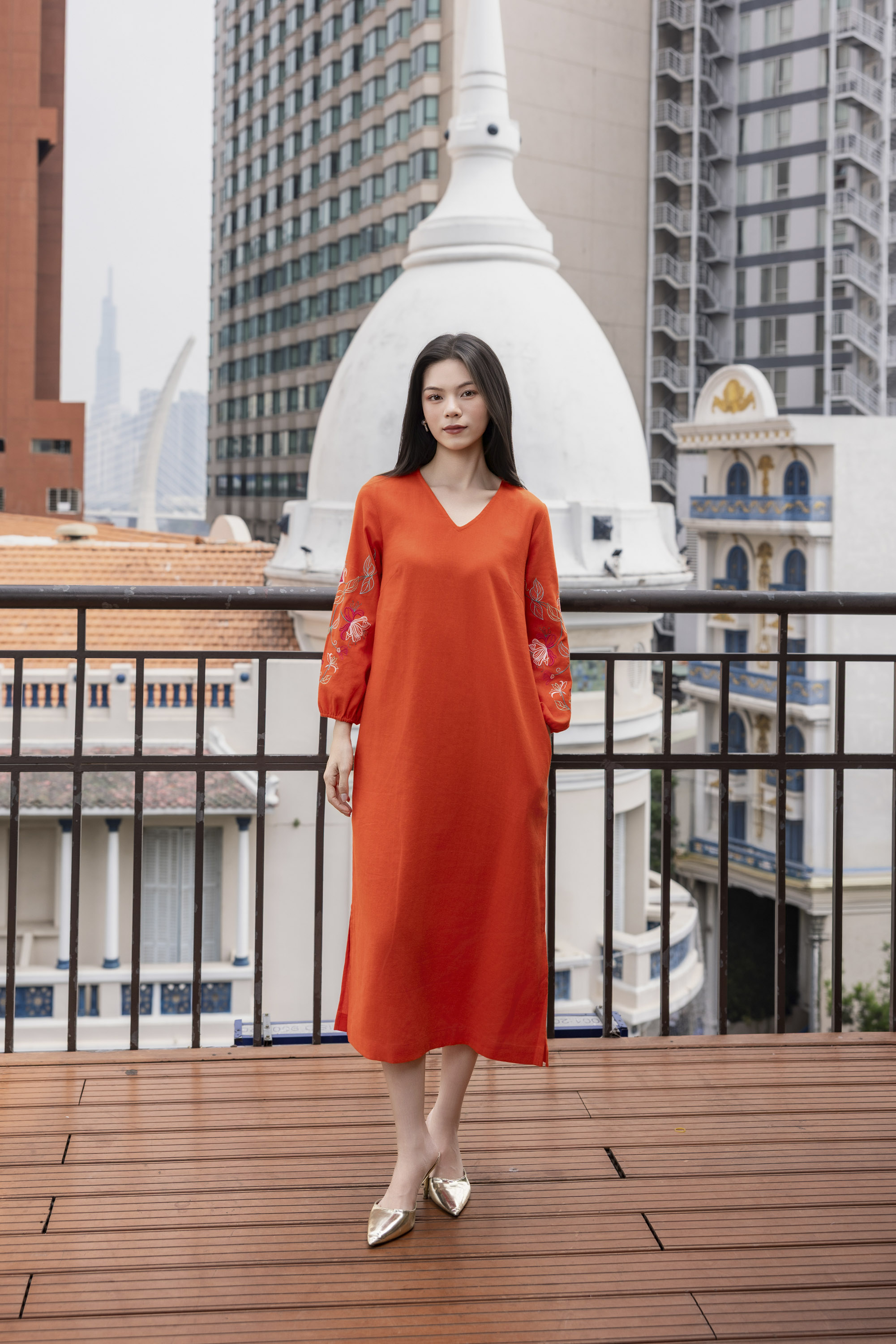 SWANLAKE | Váy Đầm Nữ Midi Suông Xẻ Tà Cổ V Tay Lỡ Thêu Hoa Nổi Vải Linen Công Sở Tiệc Có Túi D12131