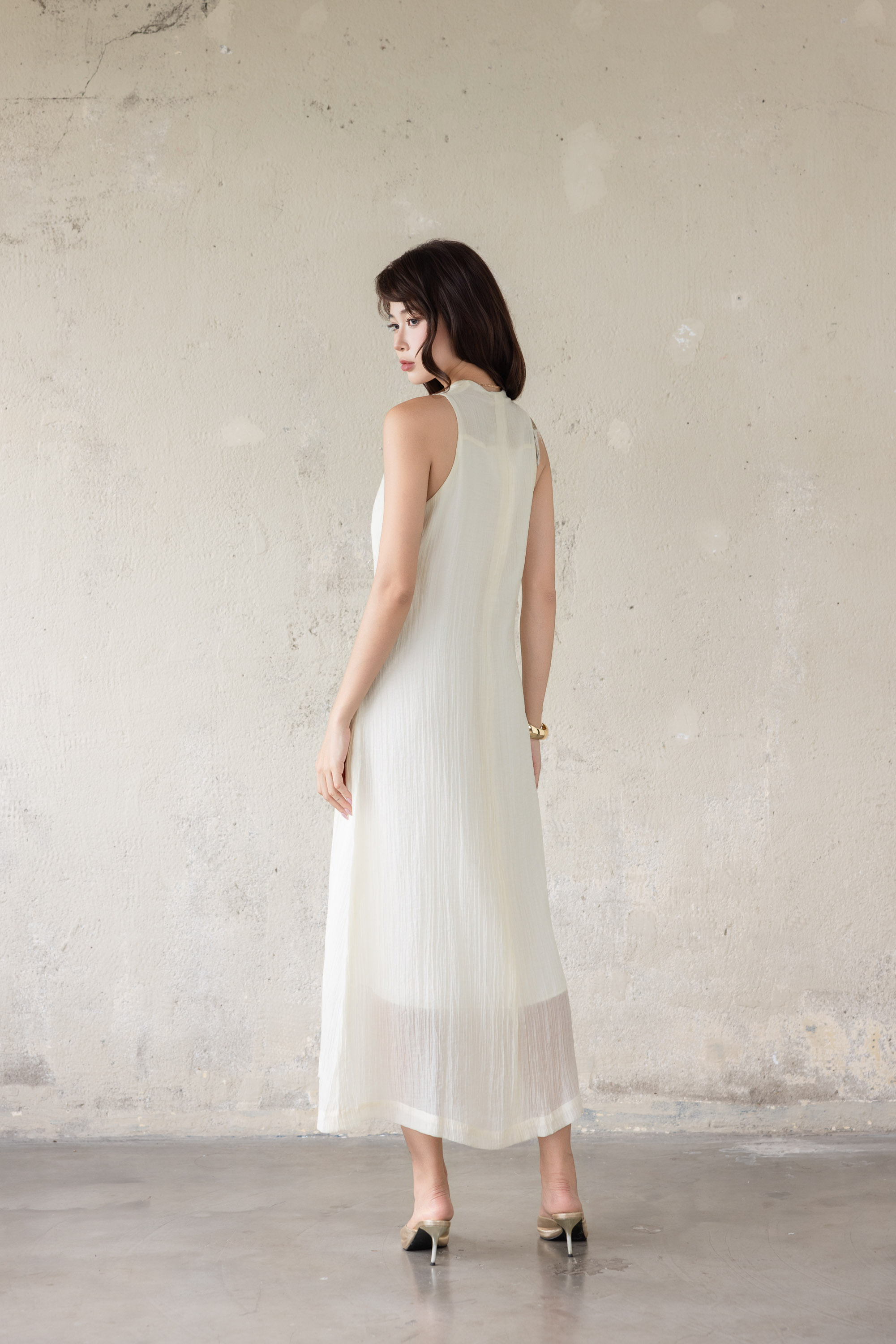 SWANLAKE | Váy Đầm Nữ Dài Dáng Suông Trơn Sát Nách Cổ Chữ V Chất Tơ Dập Ly Hai Lớp Dạo Phố D13906LW01