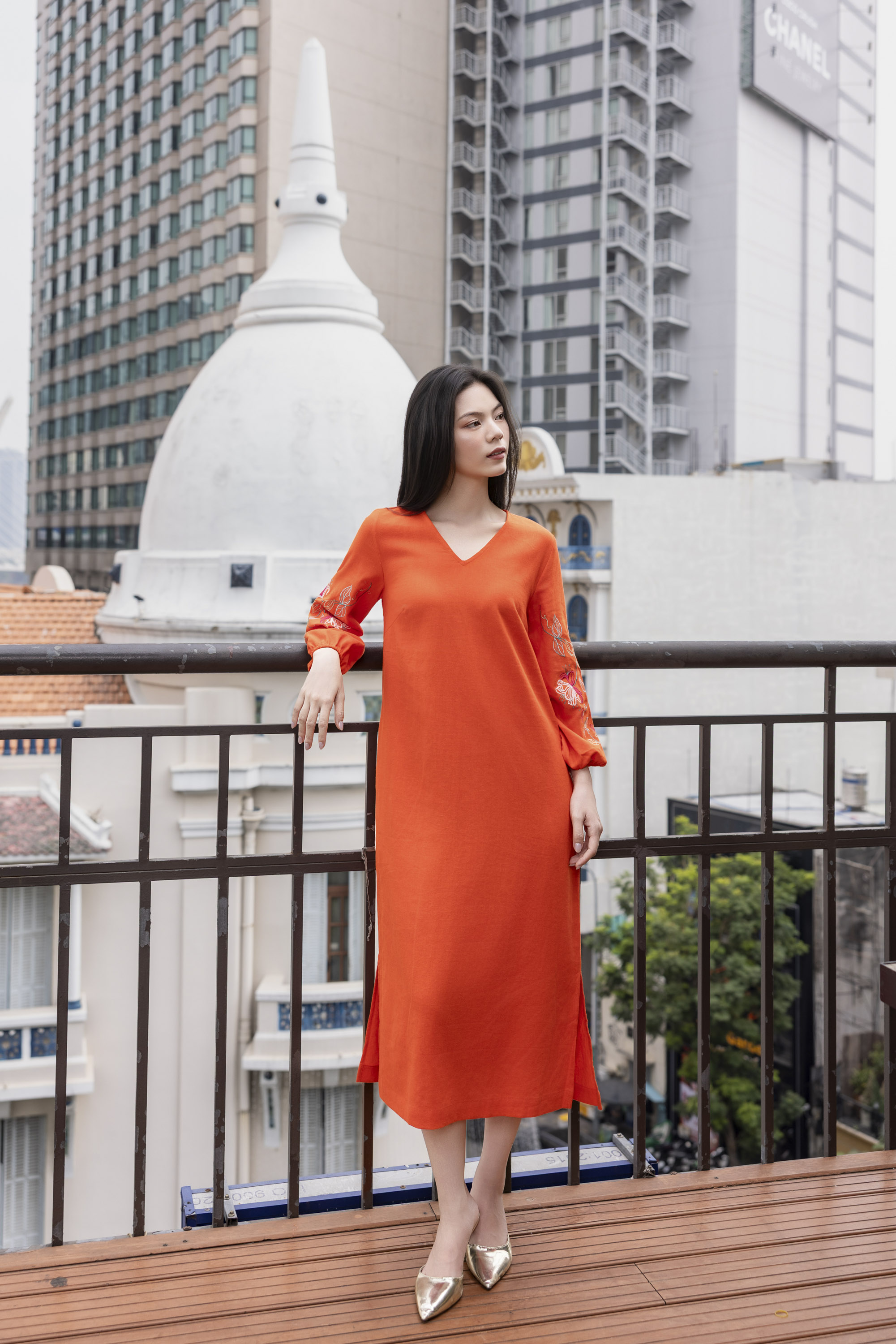 SWANLAKE | Váy Đầm Nữ Midi Suông Xẻ Tà Cổ V Tay Lỡ Thêu Hoa Nổi Vải Linen Công Sở Tiệc Có Túi D12131