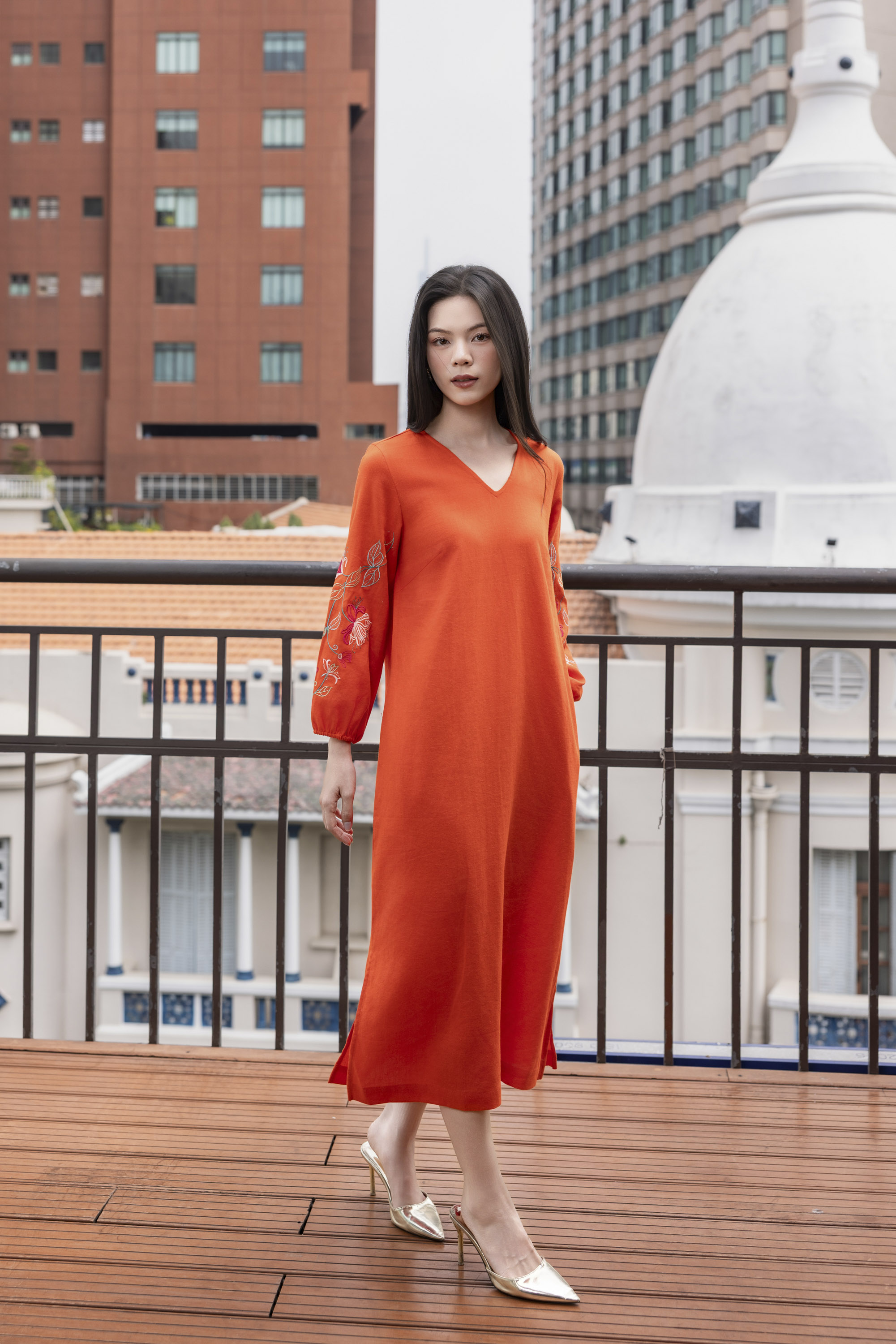 SWANLAKE | Váy Đầm Nữ Midi Suông Xẻ Tà Cổ V Tay Lỡ Thêu Hoa Nổi Vải Linen Công Sở Tiệc Có Túi D12131