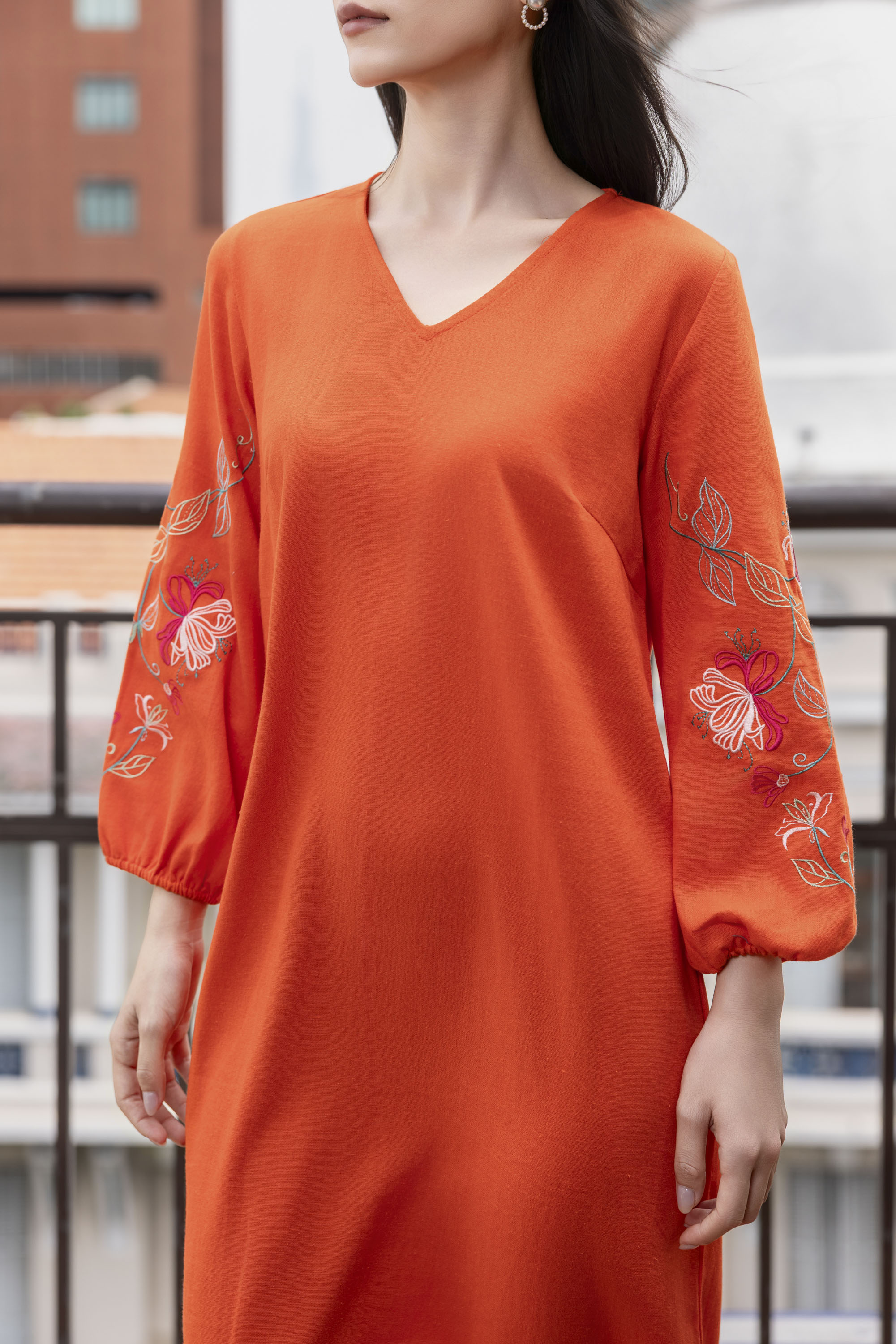 SWANLAKE | Váy Đầm Nữ Midi Suông Xẻ Tà Cổ V Tay Lỡ Thêu Hoa Nổi Vải Linen Công Sở Tiệc Có Túi D12131
