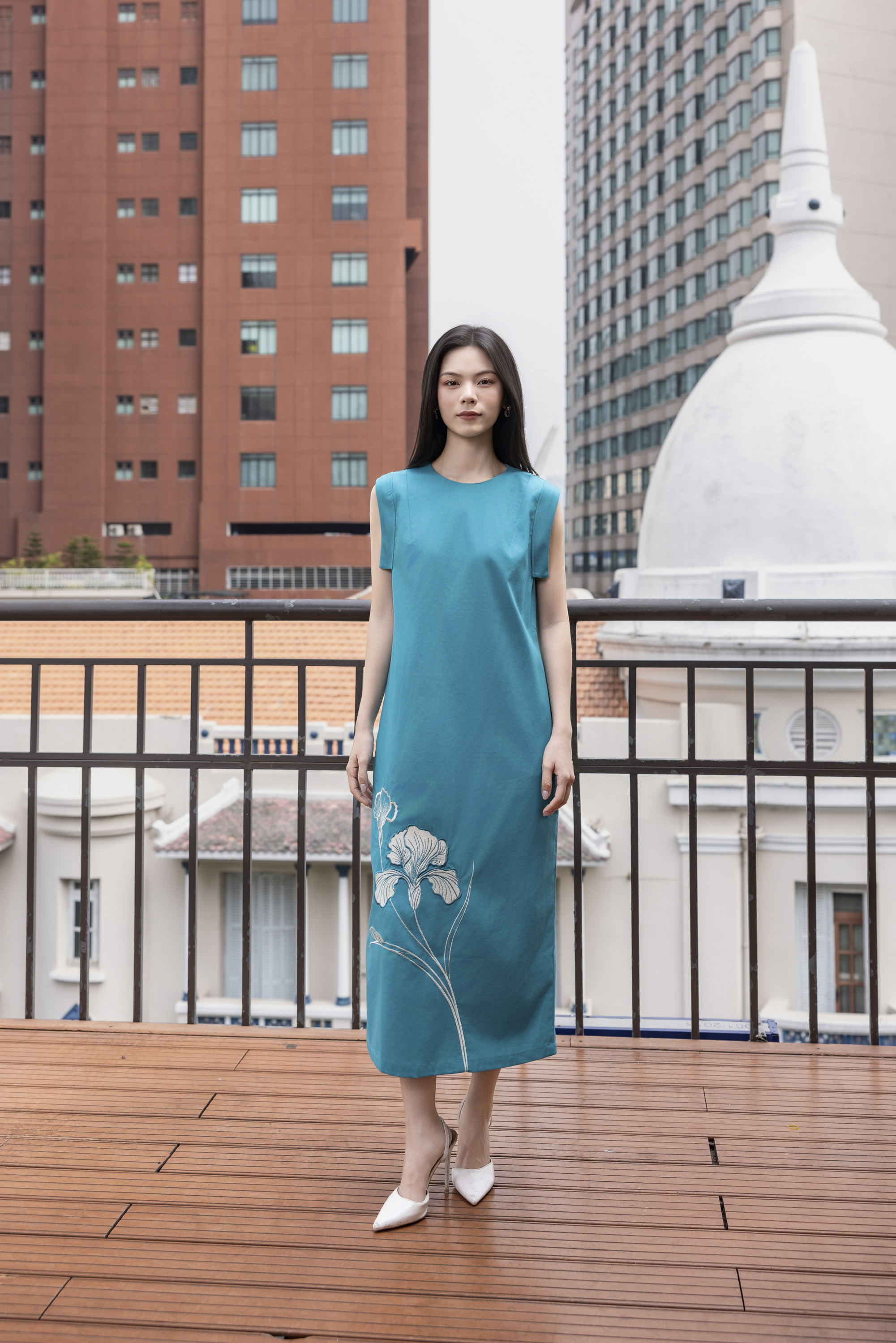 SWANLAKE | Váy Đầm Nữ Suông Sát Nách Cổ Tròn Xẻ Tà Vải Linen Thêu Hoa Cao Cấp Công Sở D13365LW01