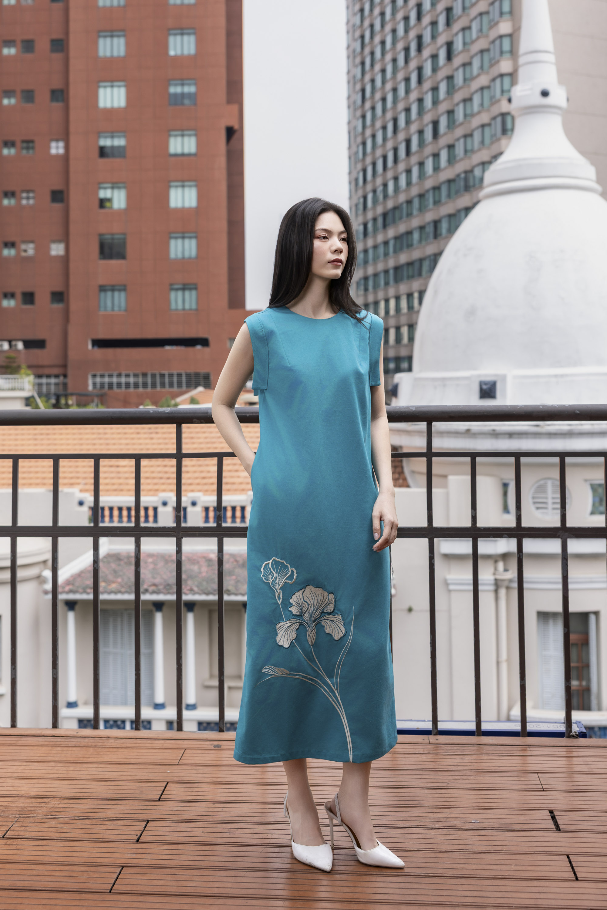 SWANLAKE | Váy Đầm Nữ Suông Sát Nách Cổ Tròn Xẻ Tà Vải Linen Thêu Hoa Cao Cấp Công Sở D13365LW01