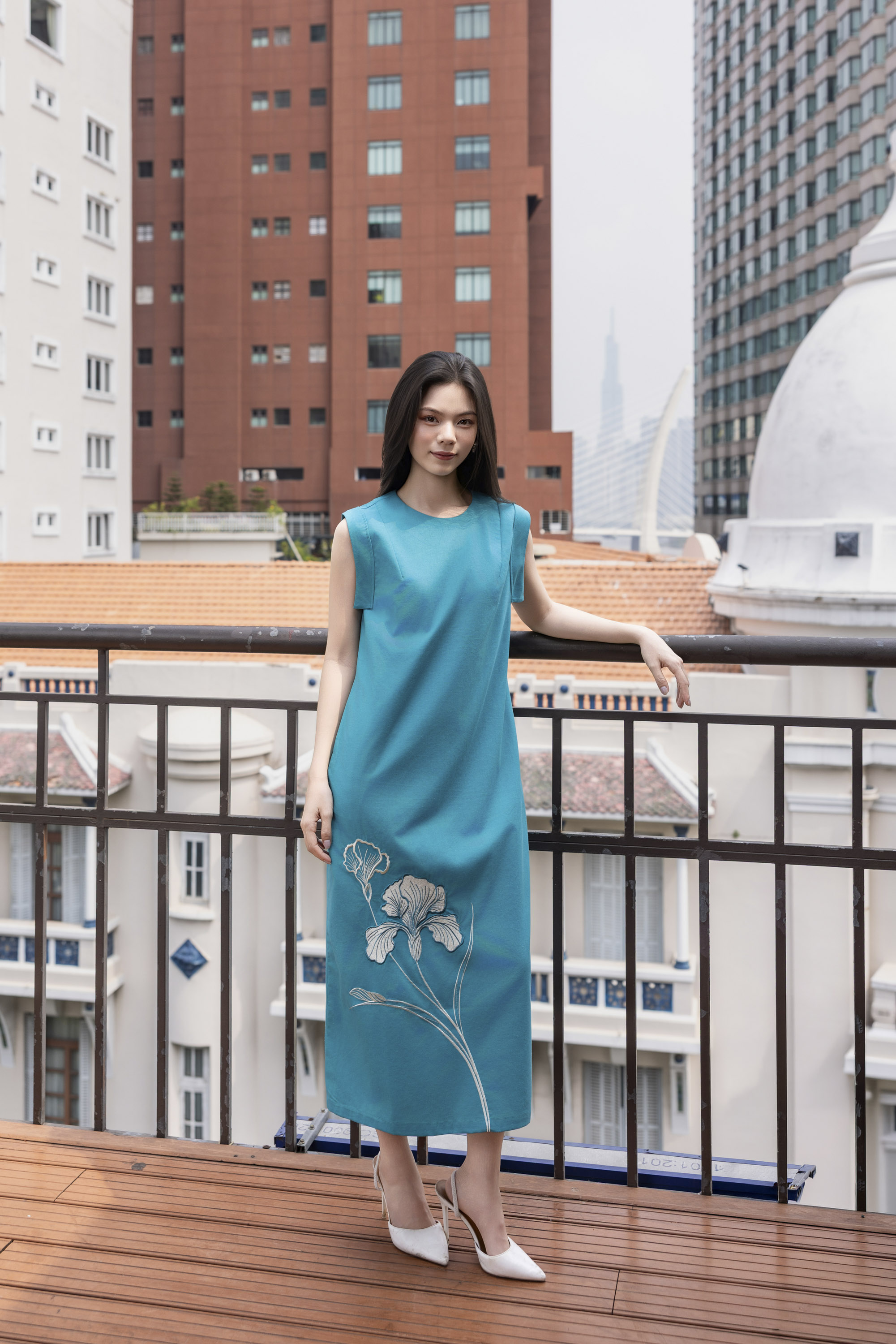 SWANLAKE | Váy Đầm Nữ Suông Sát Nách Cổ Tròn Xẻ Tà Vải Linen Thêu Hoa Cao Cấp Công Sở D13365LW01