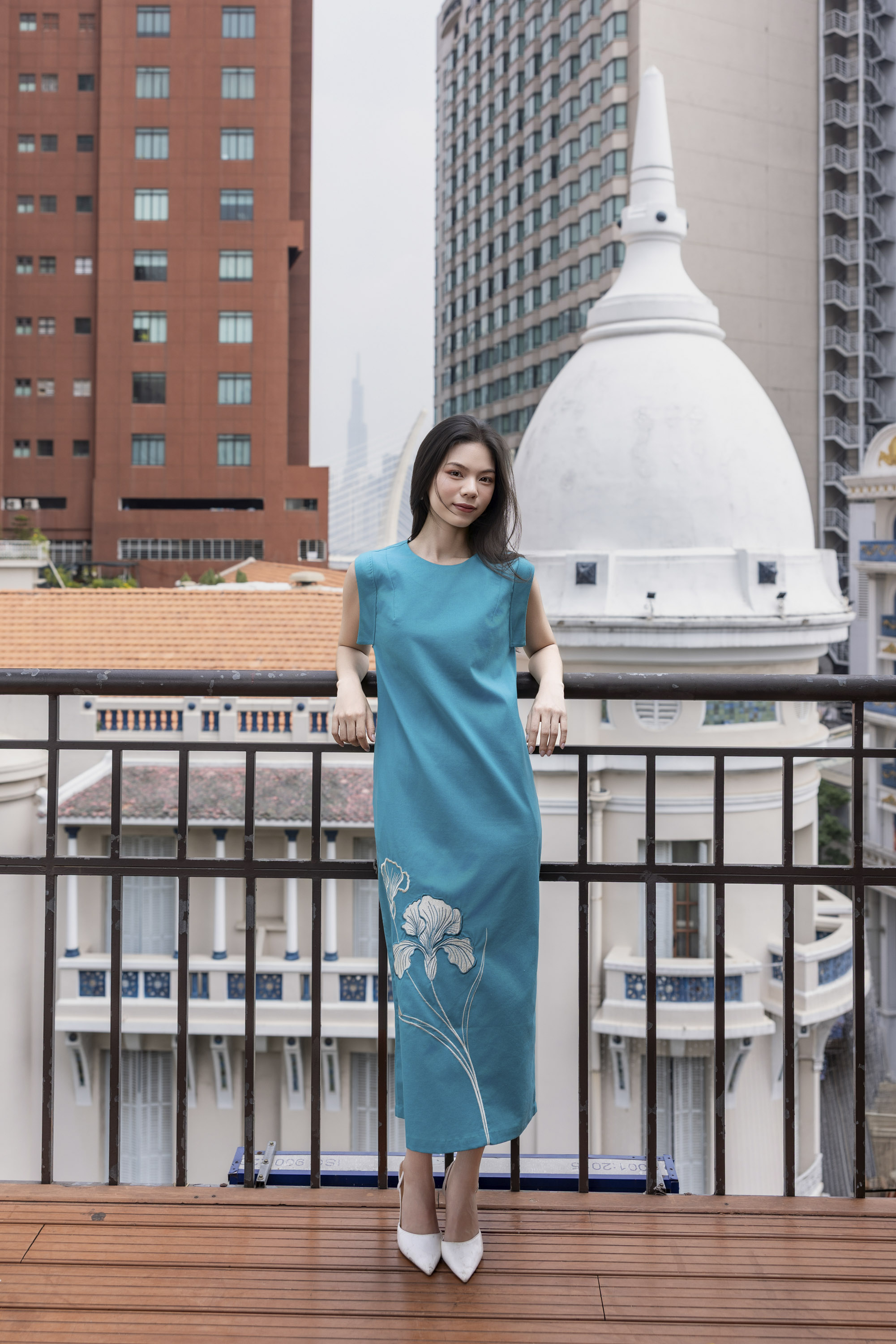 SWANLAKE | Váy Đầm Nữ Suông Sát Nách Cổ Tròn Xẻ Tà Vải Linen Thêu Hoa Cao Cấp Công Sở D13365LW01