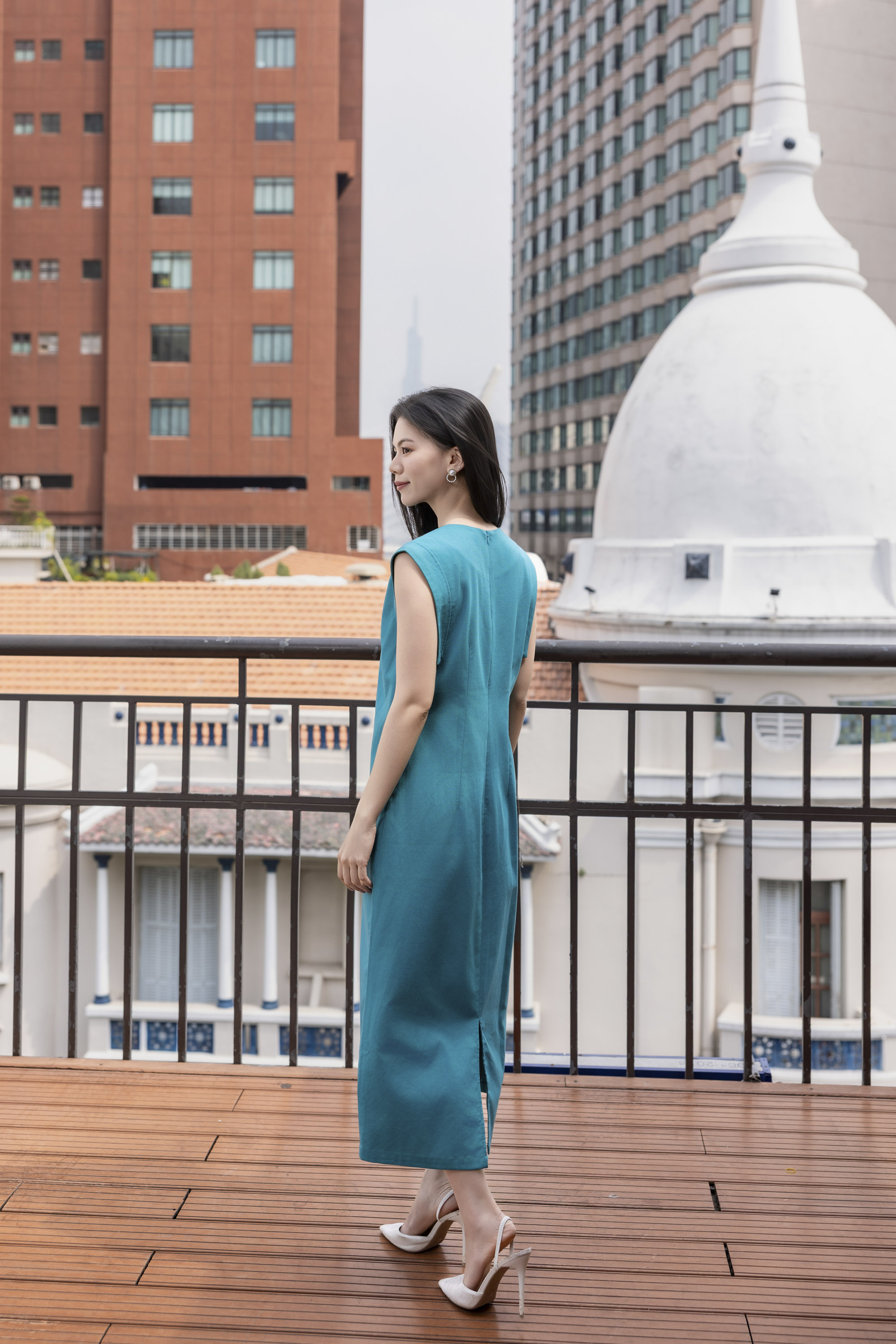SWANLAKE | Váy Đầm Nữ Suông Sát Nách Cổ Tròn Xẻ Tà Vải Linen Thêu Hoa Cao Cấp Công Sở D13365LW01