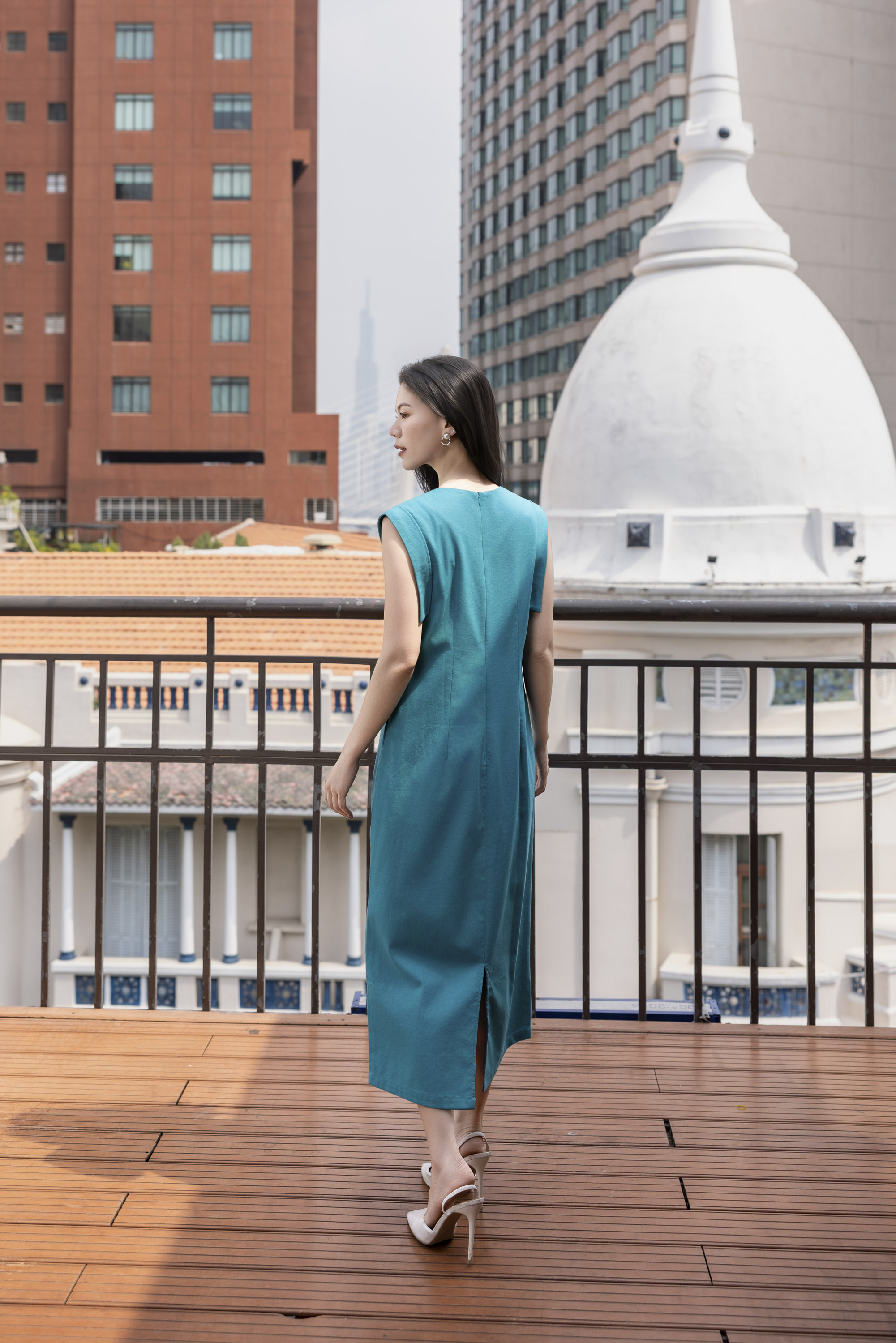 SWANLAKE | Váy Đầm Nữ Suông Sát Nách Cổ Tròn Xẻ Tà Vải Linen Thêu Hoa Cao Cấp Công Sở D13365LW01