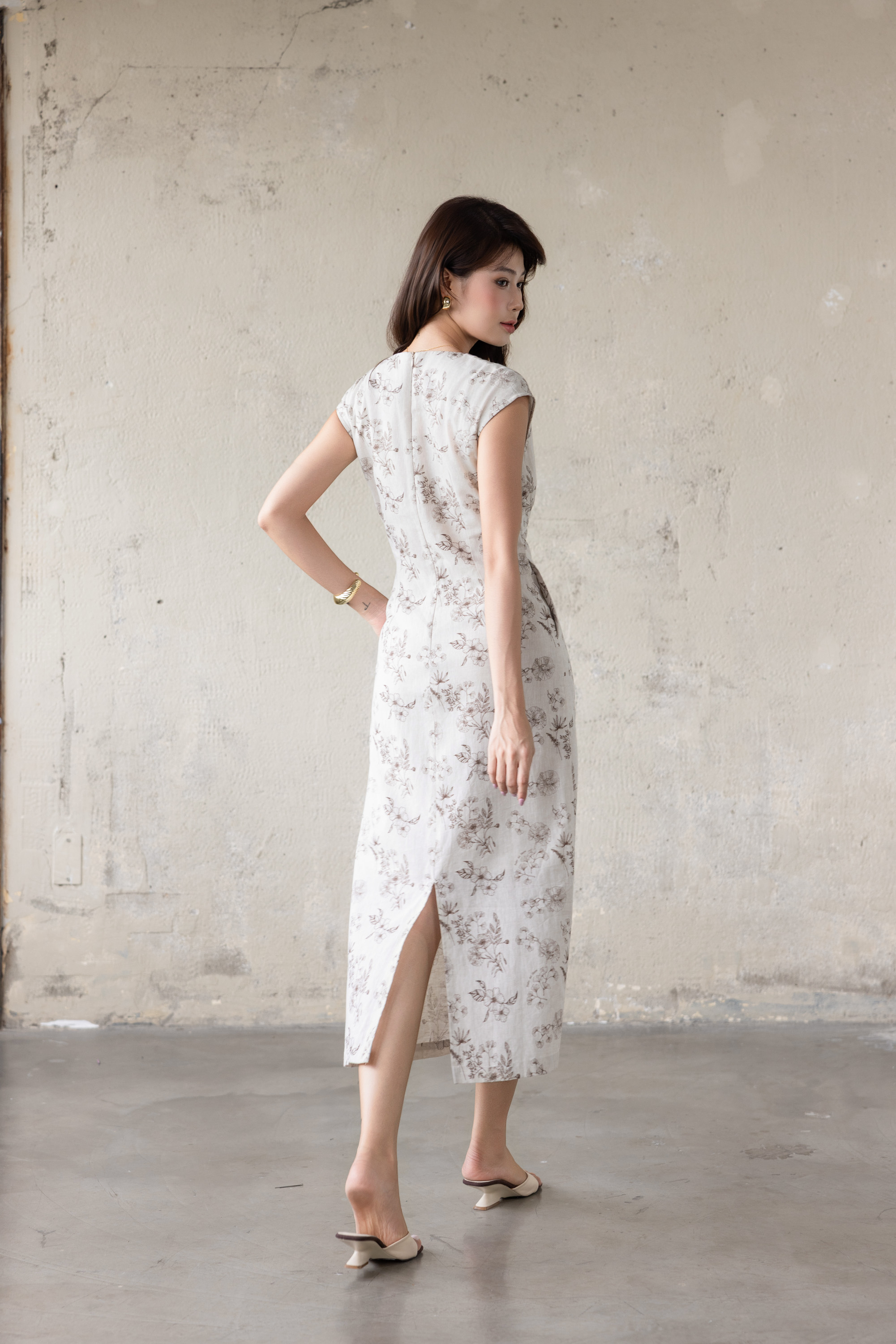 SWANLAKE | Váy Đầm Nữ Dài Dáng Suông Tay Hến Cổ Chữ V Xẻ Sâu Vải Linen Chấm Bi Dạo Phố Hè D13862LW02