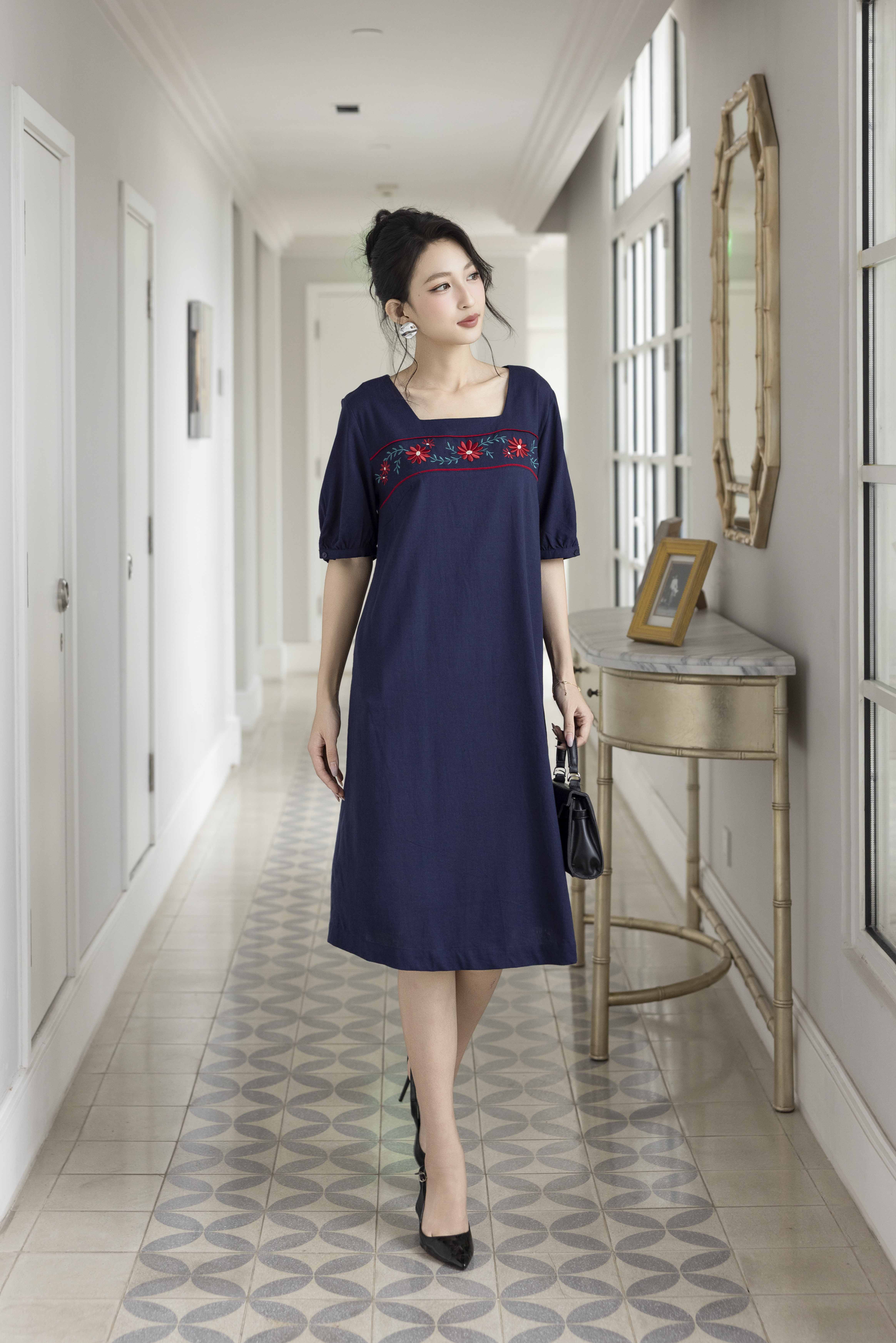 SWANLAKE | Váy Đầm Nữ Midi Suông Cổ Vuông Vải Linen Tay Ngắn Thêu Hoa Có Túi Công Sở D13079LW01