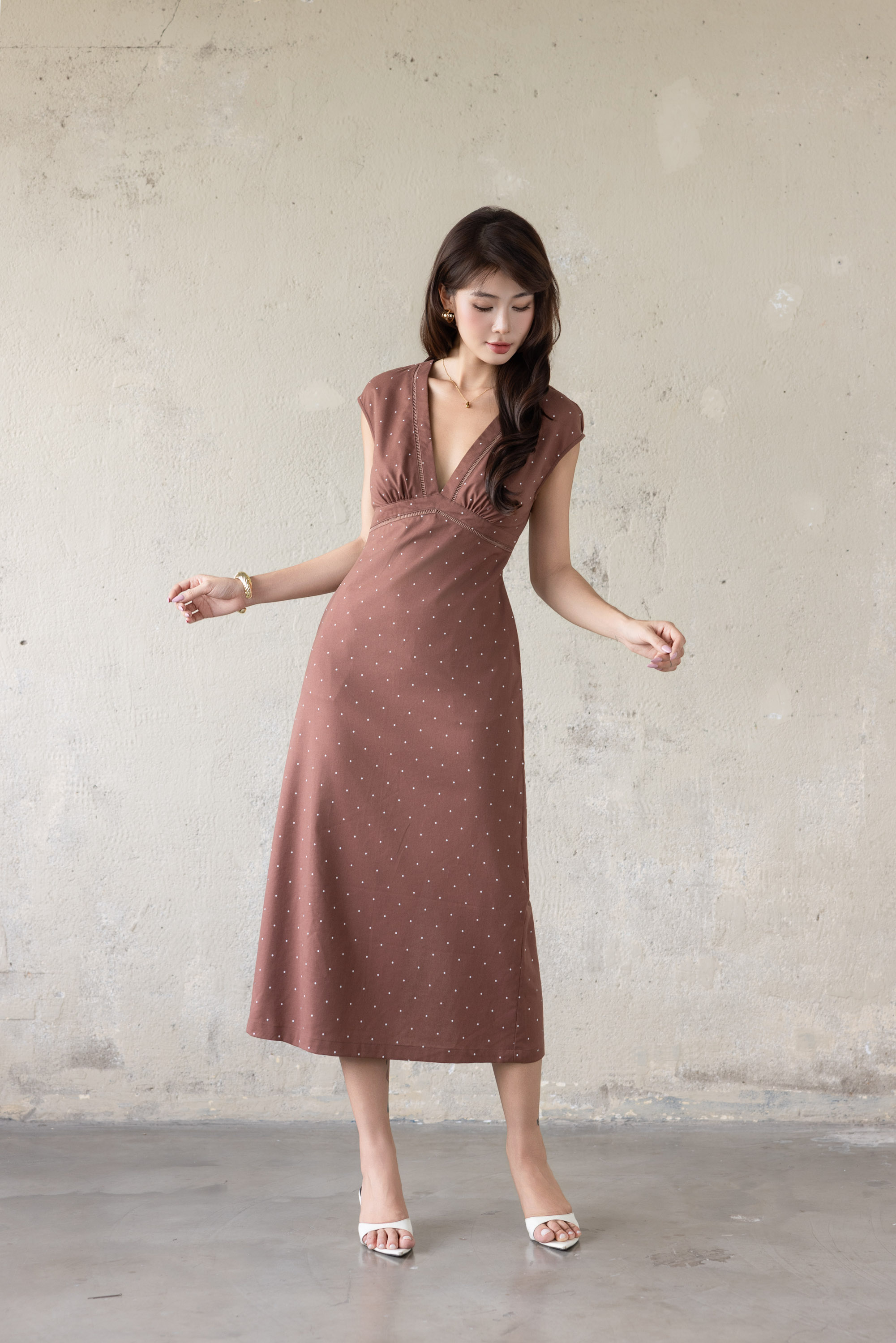 SWANLAKE | Váy Đầm Nữ Dài Dáng Suông Tay Hến Cổ Chữ V Xẻ Sâu Vải Linen Chấm Bi Dạo Phố Hè D13862LW02