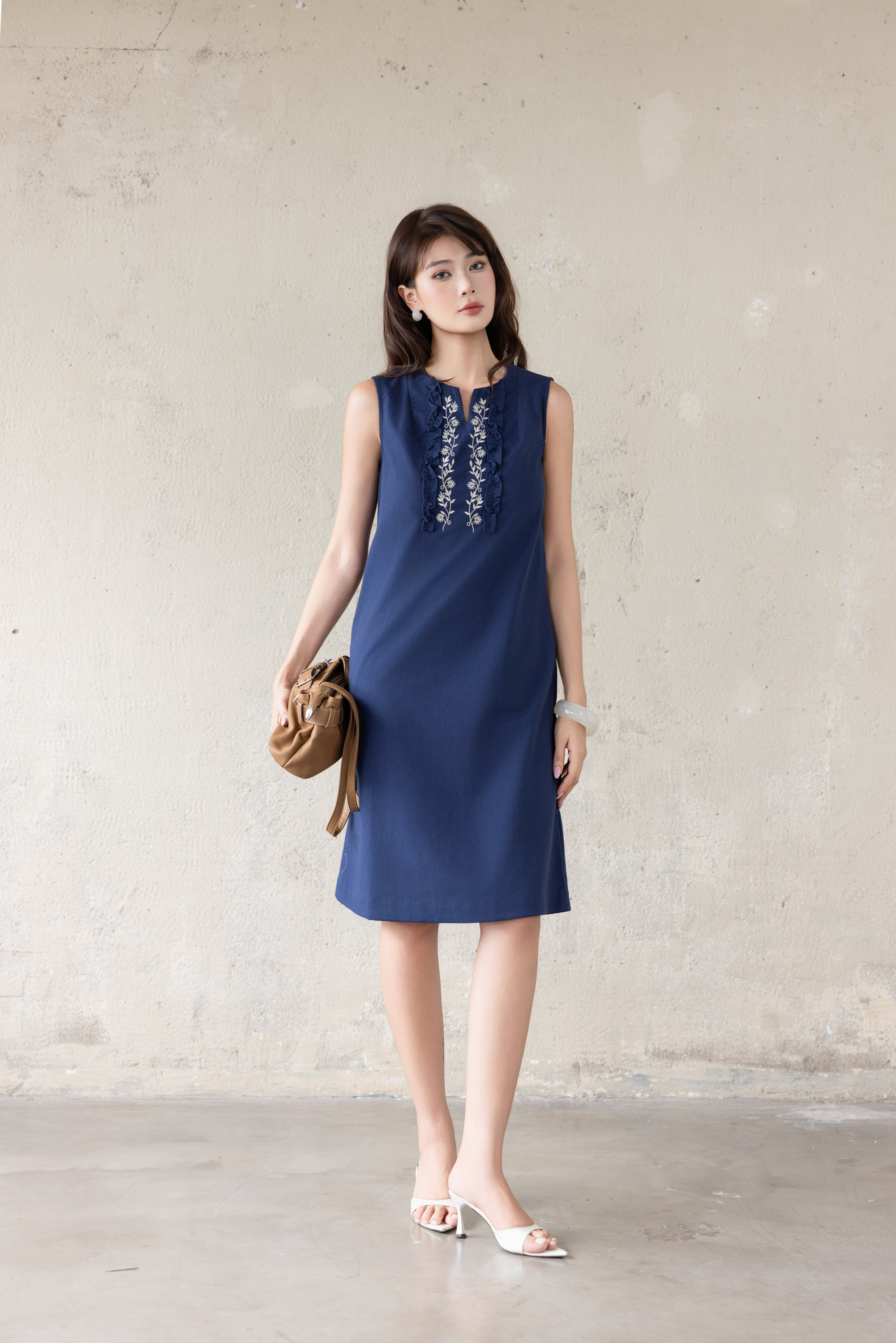 SWANLAKE | Váy Đầm Nữ Midi Suông Sát Nách Cổ Tròn Xẻ V Chất Linen Thêu Hoa Có Túi Dạo Phố D13813LW01