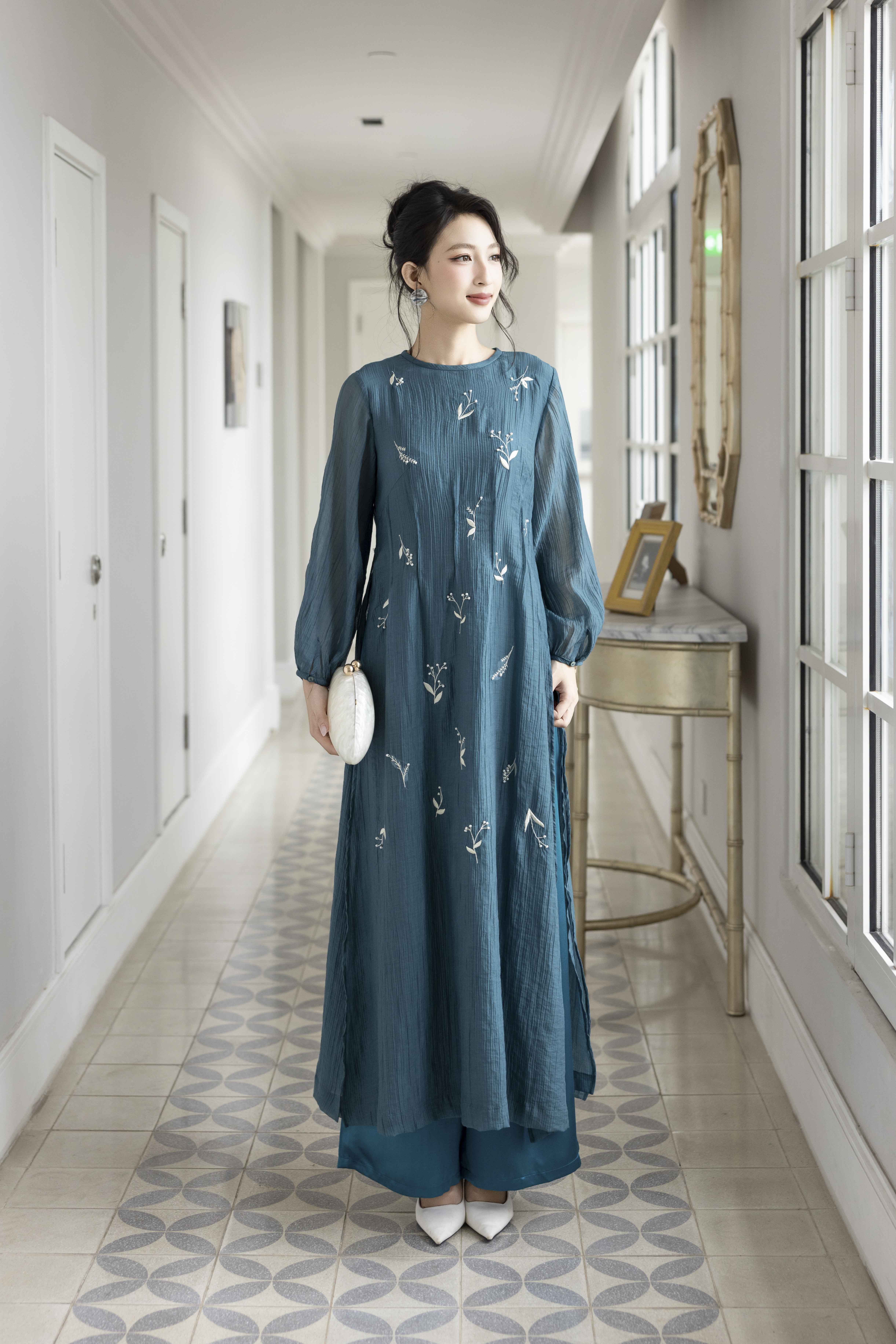 SWANLAKE | Áo Dài Cách Tân Nữ Phom Suông Cổ Tròn Chất Vải Xốp Hàn Thêu Hoa Thanh Lịch Tết L13138LW01