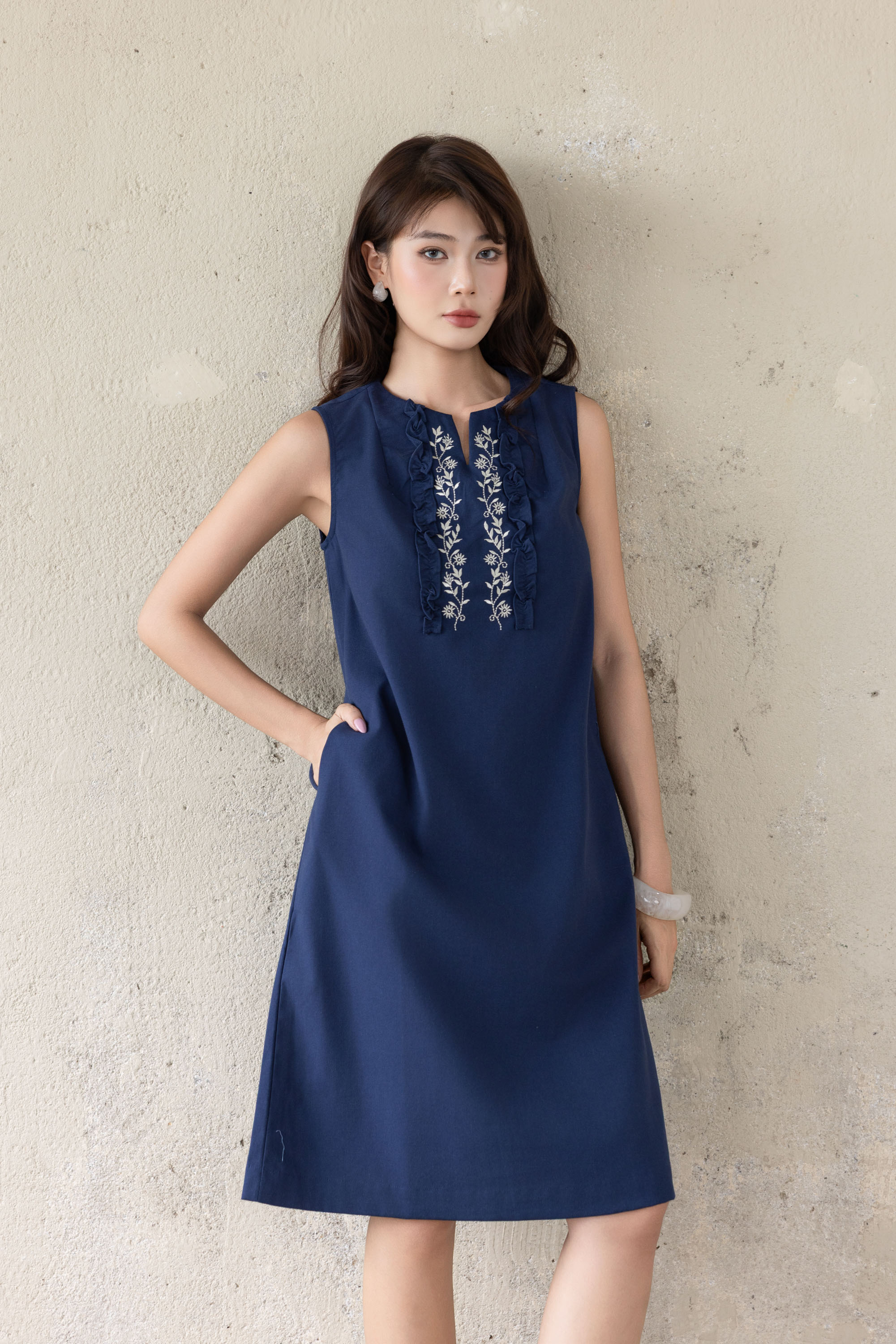 SWANLAKE | Váy Đầm Nữ Midi Suông Sát Nách Cổ Tròn Xẻ V Chất Linen Thêu Hoa Có Túi Dạo Phố D13813LW01