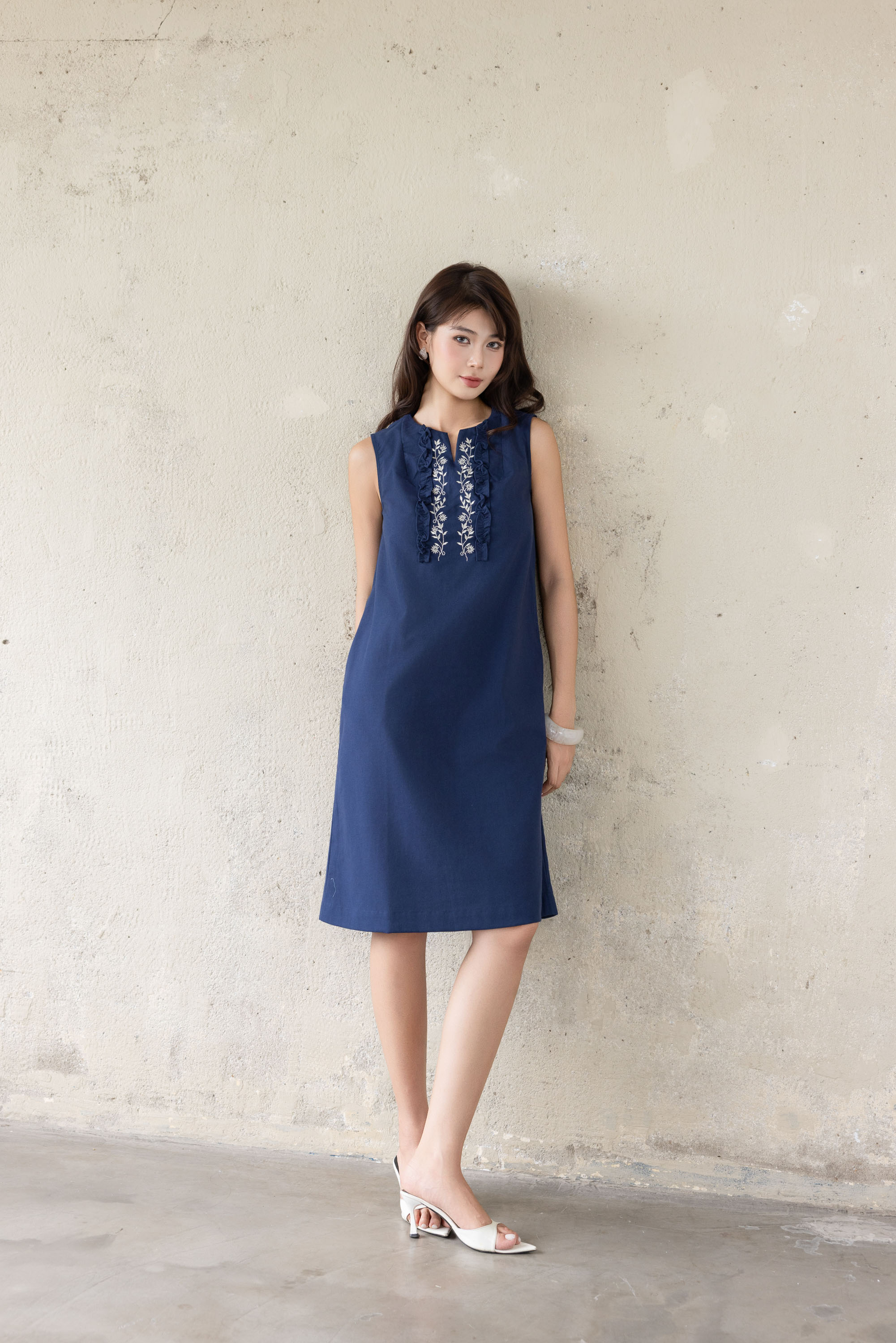 SWANLAKE | Váy Đầm Nữ Midi Suông Sát Nách Cổ Tròn Xẻ V Chất Linen Thêu Hoa Có Túi Dạo Phố D13813LW01