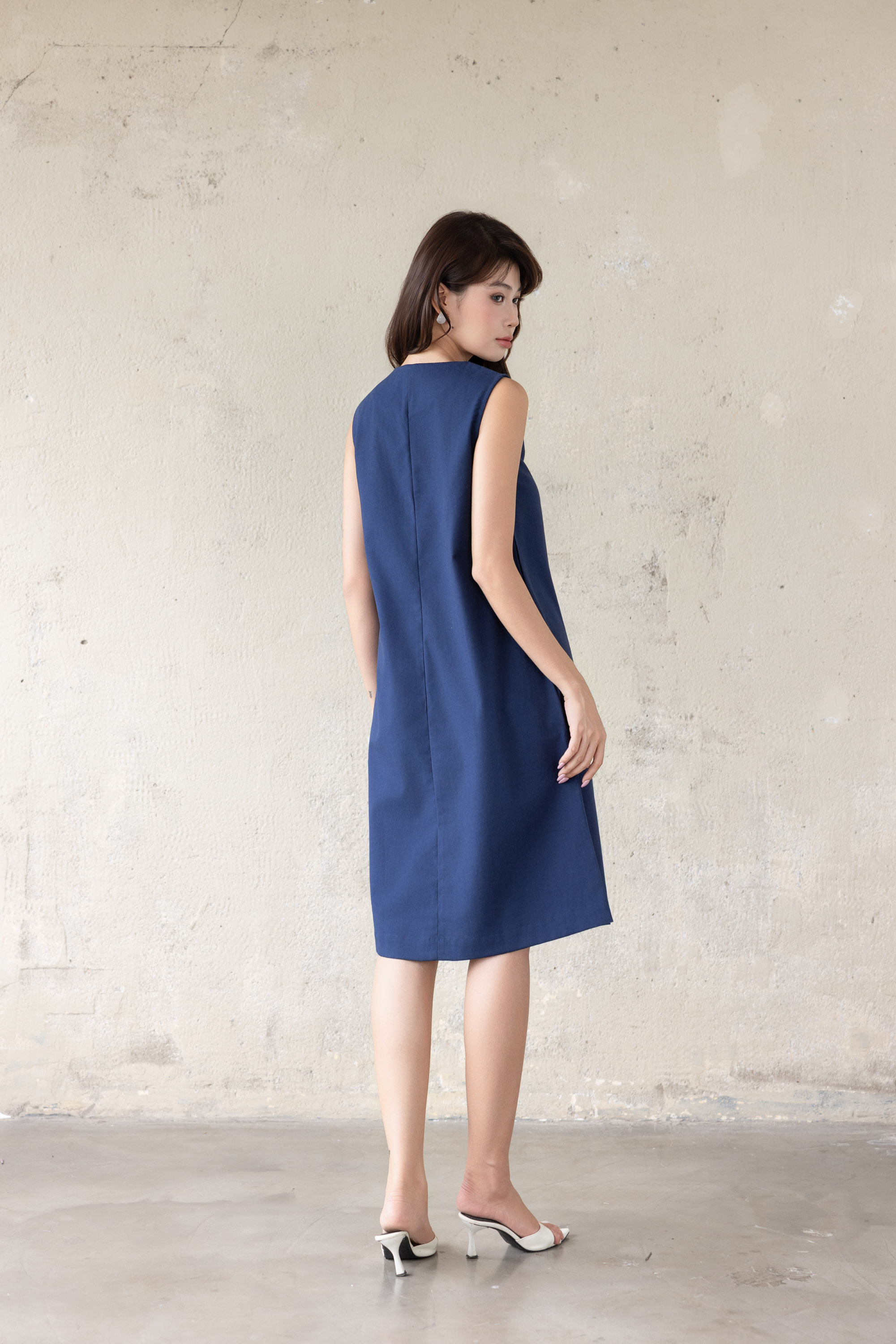 SWANLAKE | Váy Đầm Nữ Midi Suông Sát Nách Cổ Tròn Xẻ V Chất Linen Thêu Hoa Có Túi Dạo Phố D13813LW01