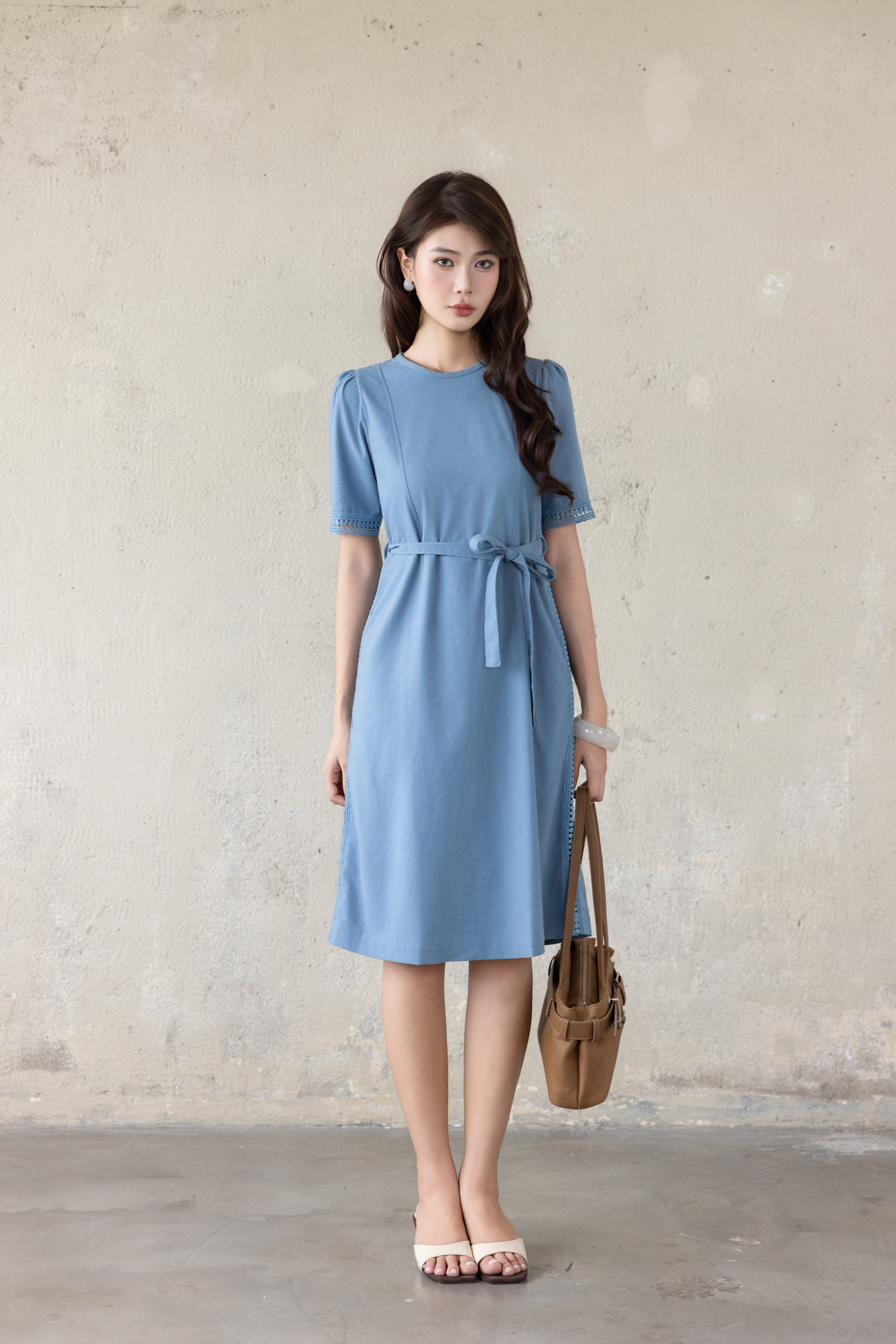 SWANLAKE | Váy Đầm Nữ Midi Vải Linen Dày Phối Viền Ren Cổ Tròn Tay Ngắn Dây Thắt Eo Công Sở D13797LW01