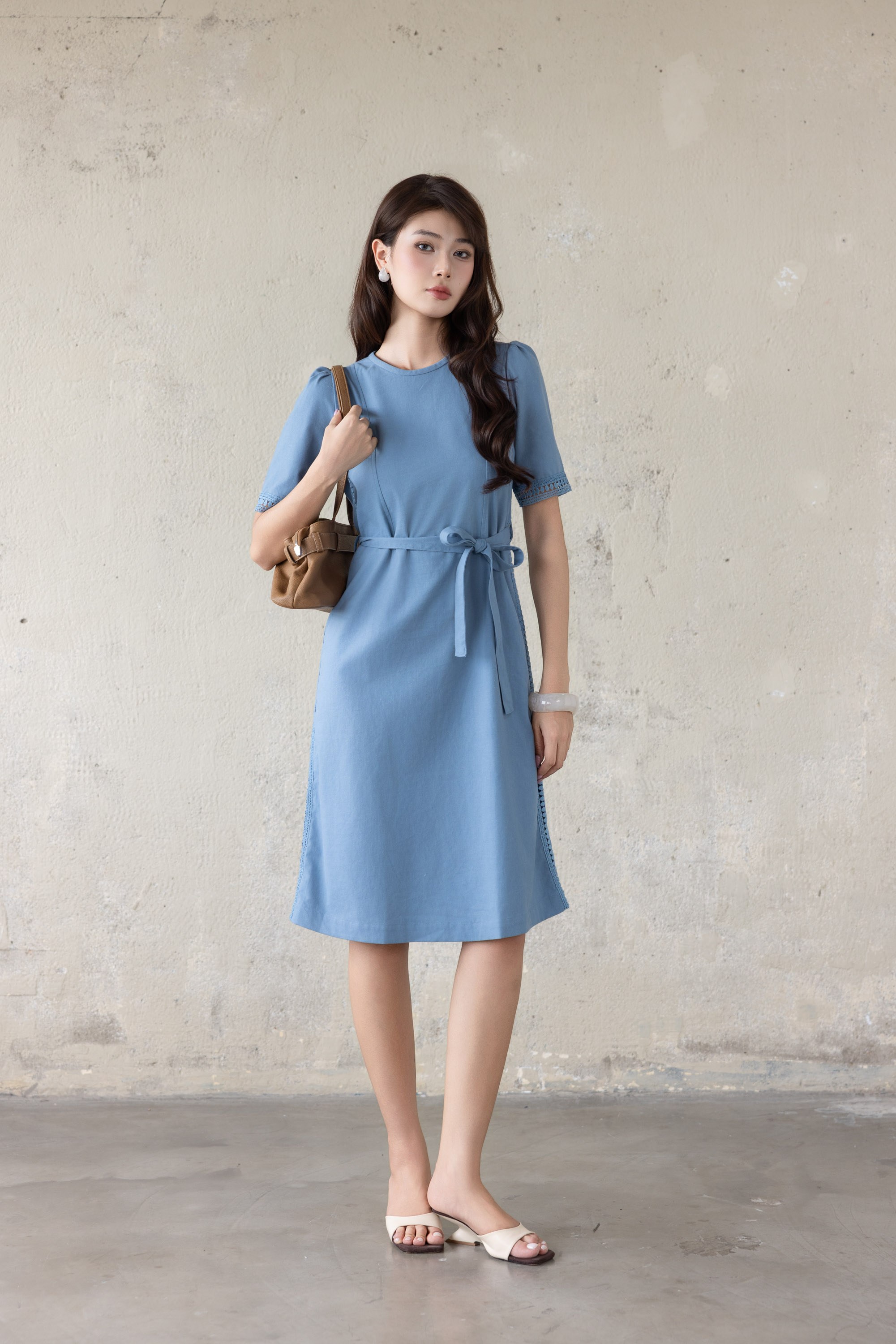 SWANLAKE | Váy Đầm Nữ Midi Vải Linen Dày Phối Viền Ren Cổ Tròn Tay Ngắn Dây Thắt Eo Công Sở D13797LW01