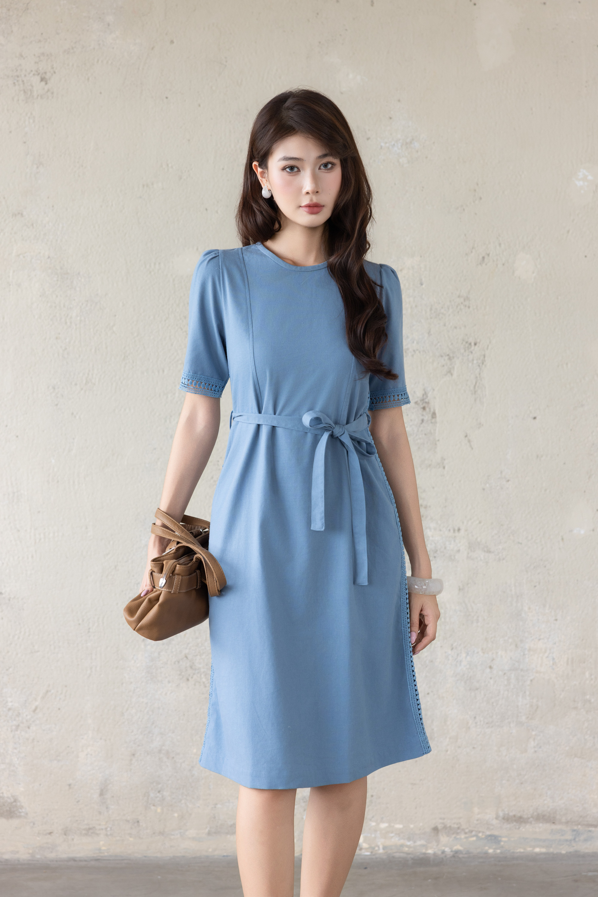 SWANLAKE | Váy Đầm Nữ Midi Vải Linen Dày Phối Viền Ren Cổ Tròn Tay Ngắn Dây Thắt Eo Công Sở D13797LW01