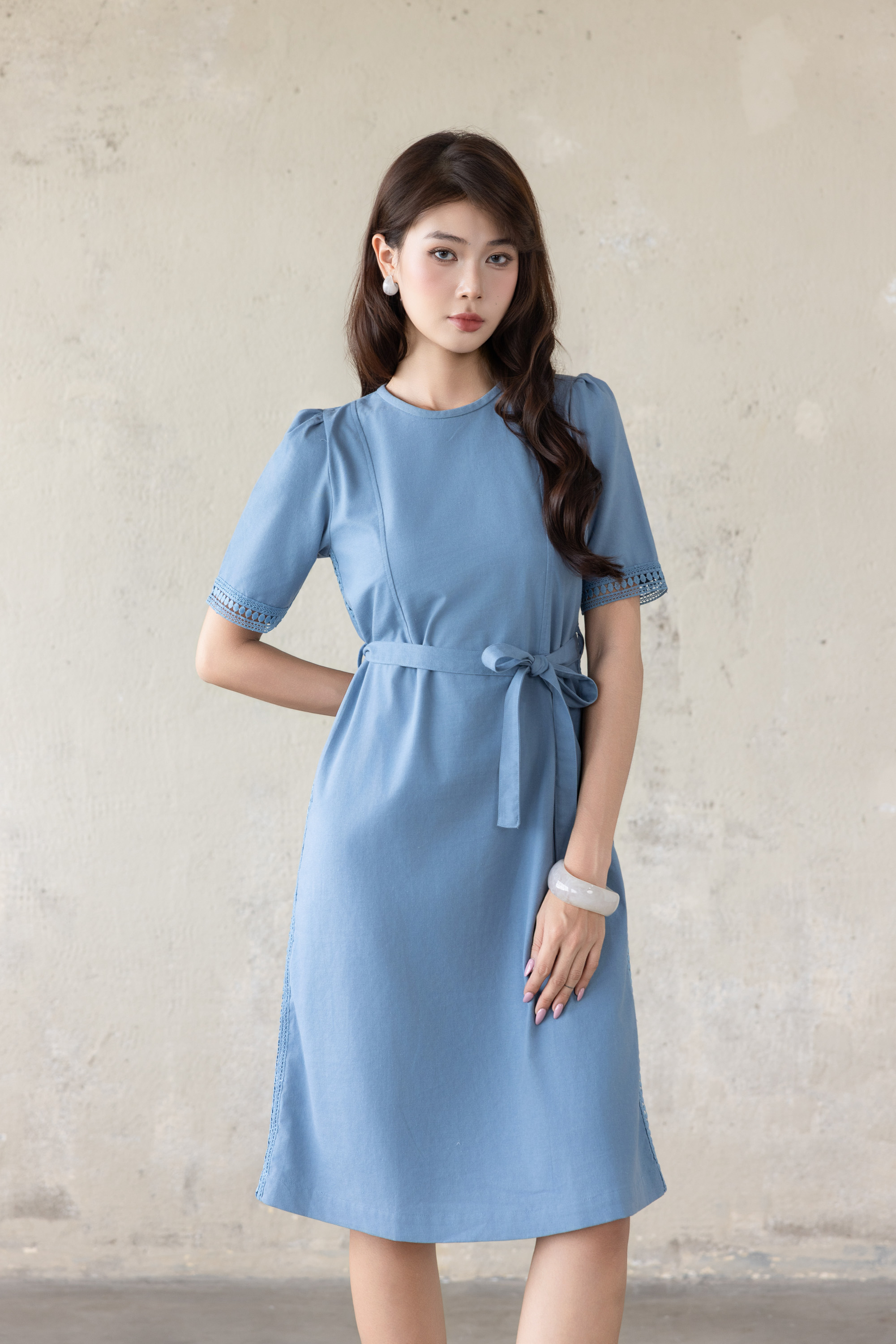 SWANLAKE | Váy Đầm Nữ Midi Vải Linen Dày Phối Viền Ren Cổ Tròn Tay Ngắn Dây Thắt Eo Công Sở D13797LW01