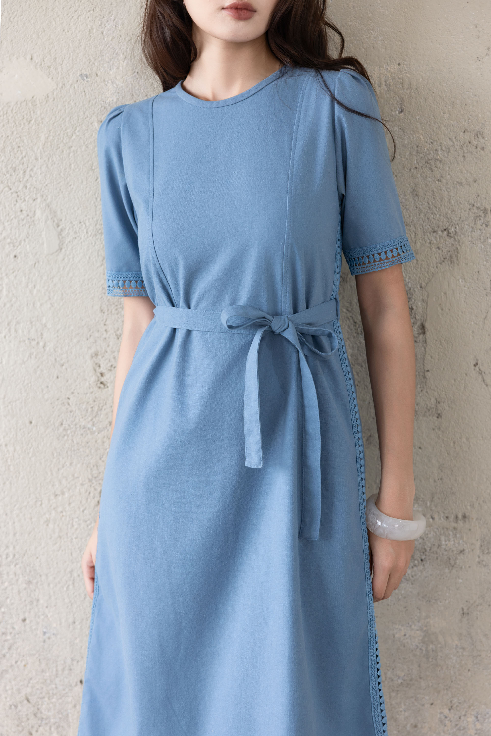 SWANLAKE | Váy Đầm Nữ Midi Vải Linen Dày Phối Viền Ren Cổ Tròn Tay Ngắn Dây Thắt Eo Công Sở D13797LW01