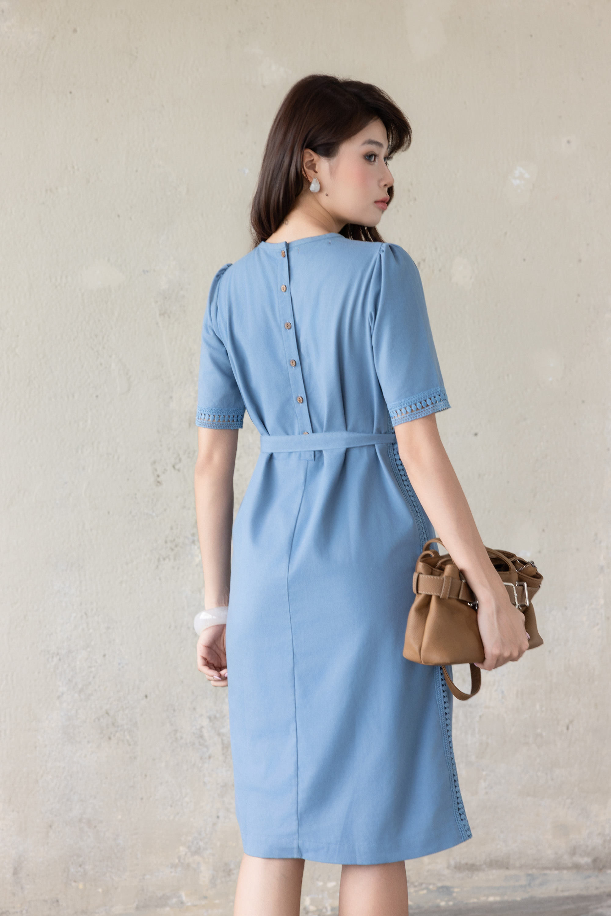 SWANLAKE | Váy Đầm Nữ Midi Vải Linen Dày Phối Viền Ren Cổ Tròn Tay Ngắn Dây Thắt Eo Công Sở D13797LW01