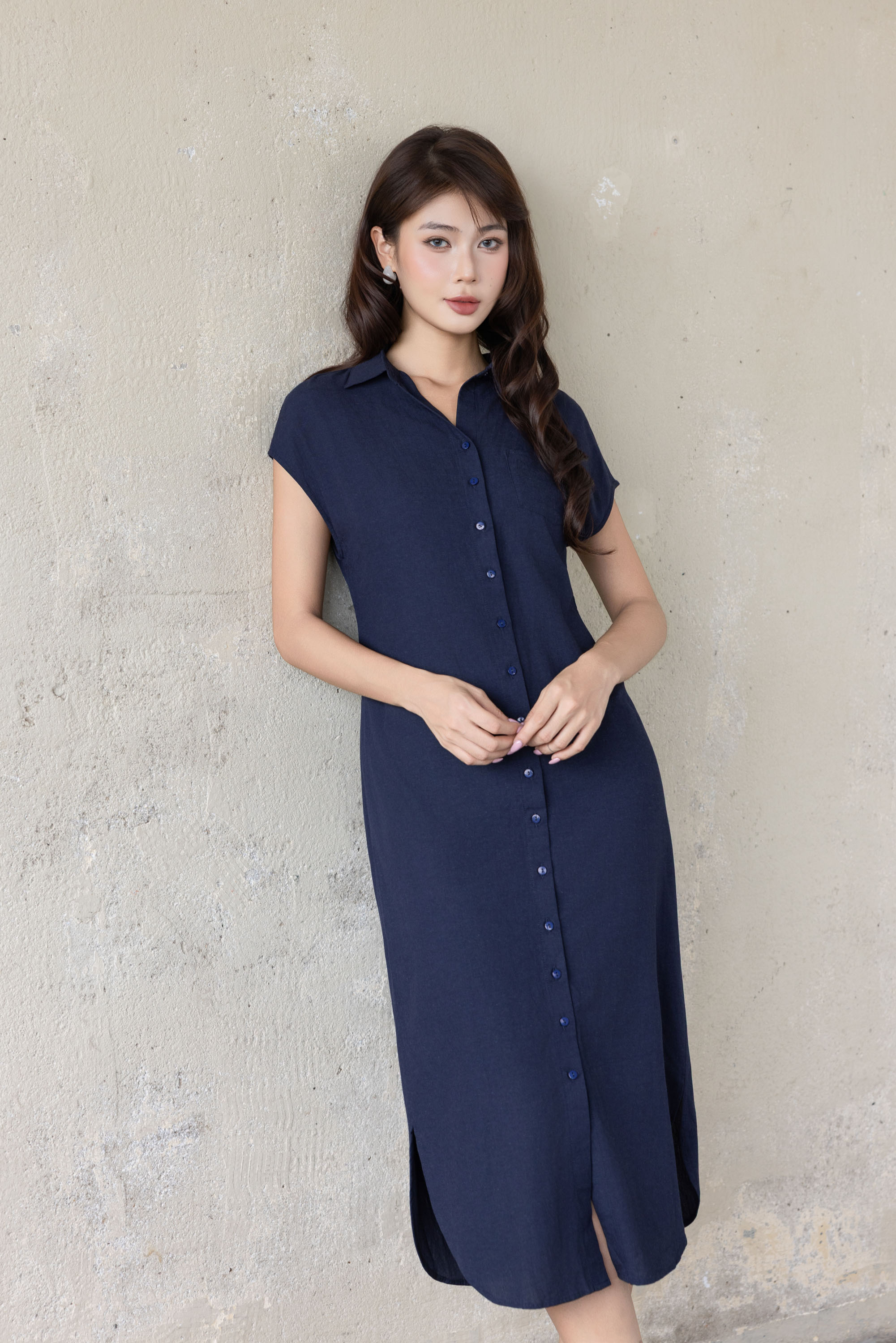 SWANLAKE | Váy Đầm Nữ Midi Suông Vải Linen Hàn Cổ Sơ Mi Cài Nút Tay Hến Vạt Bầu Công Sở D13825LW01